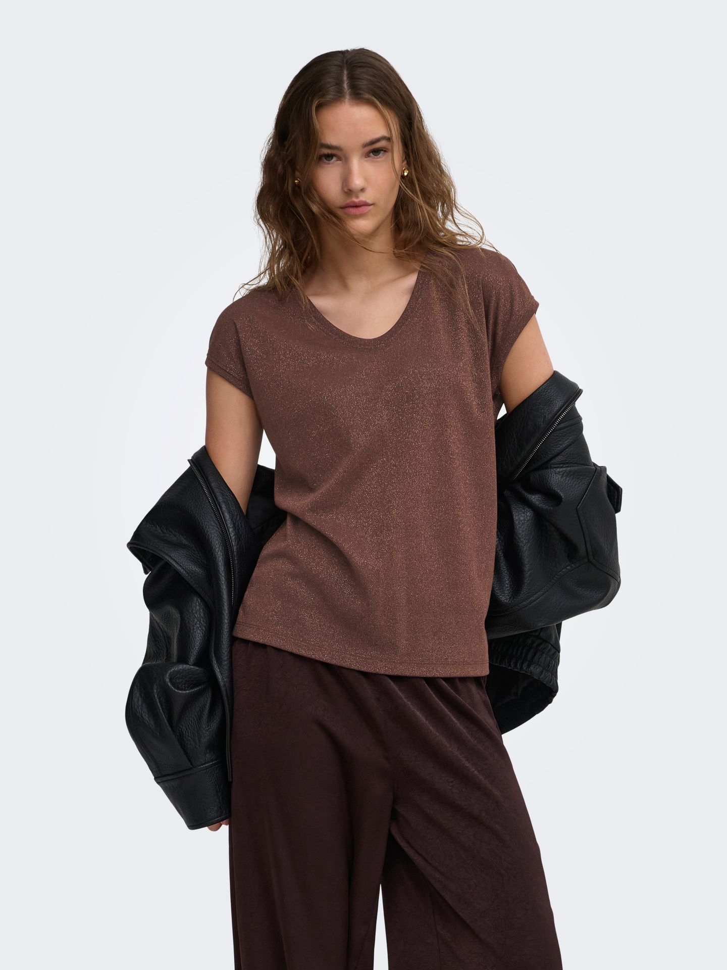 Only ONLSILVERY S/S V NECK LUREX TOP JRS Deep Mahogany/TONE IN TONE LUREX 2900168160036
