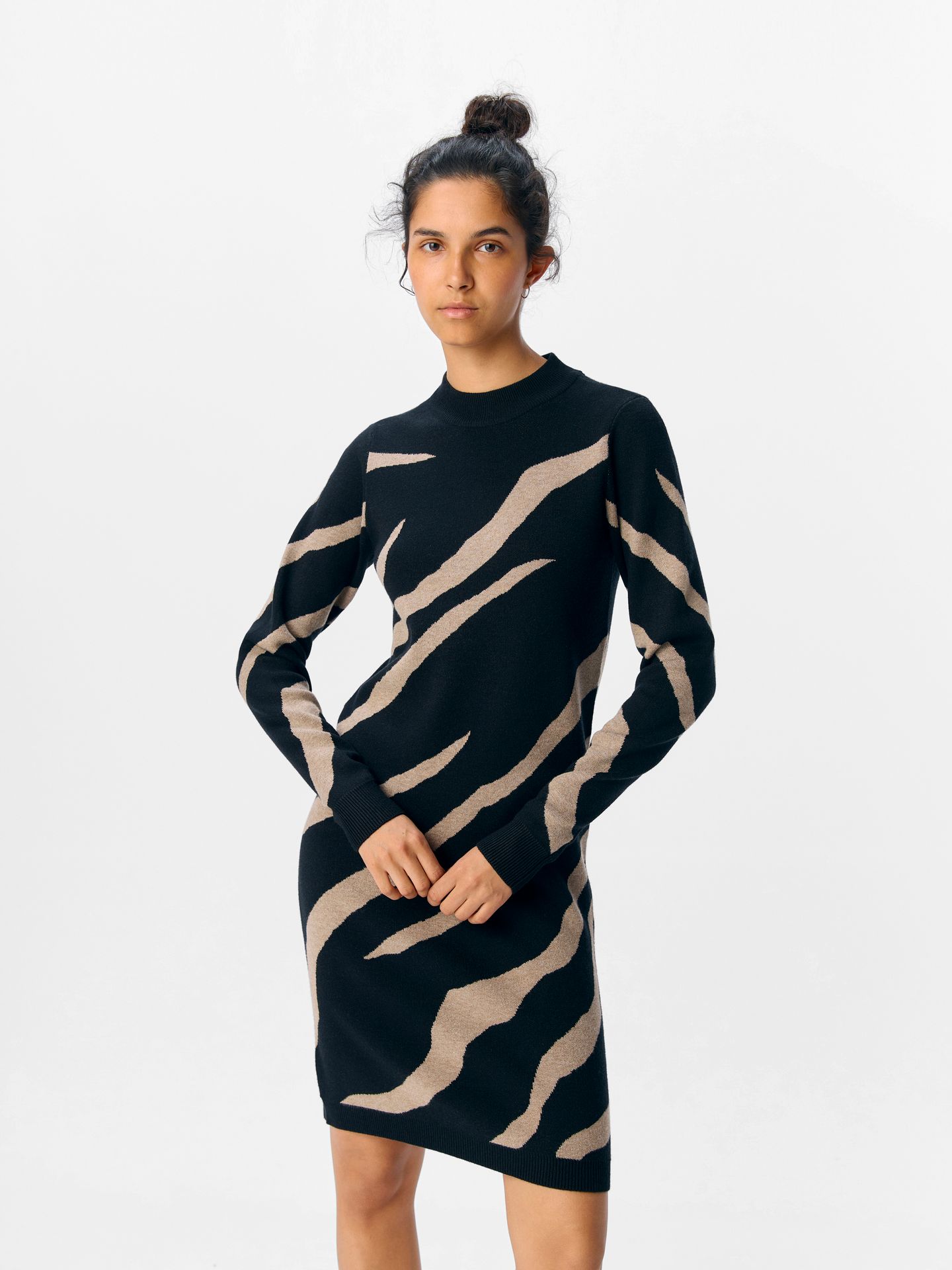 Object OBJRAY L/S  KNIT DRESS AOP NOOS Black/Desert taupe tiger graphic 2900159526032