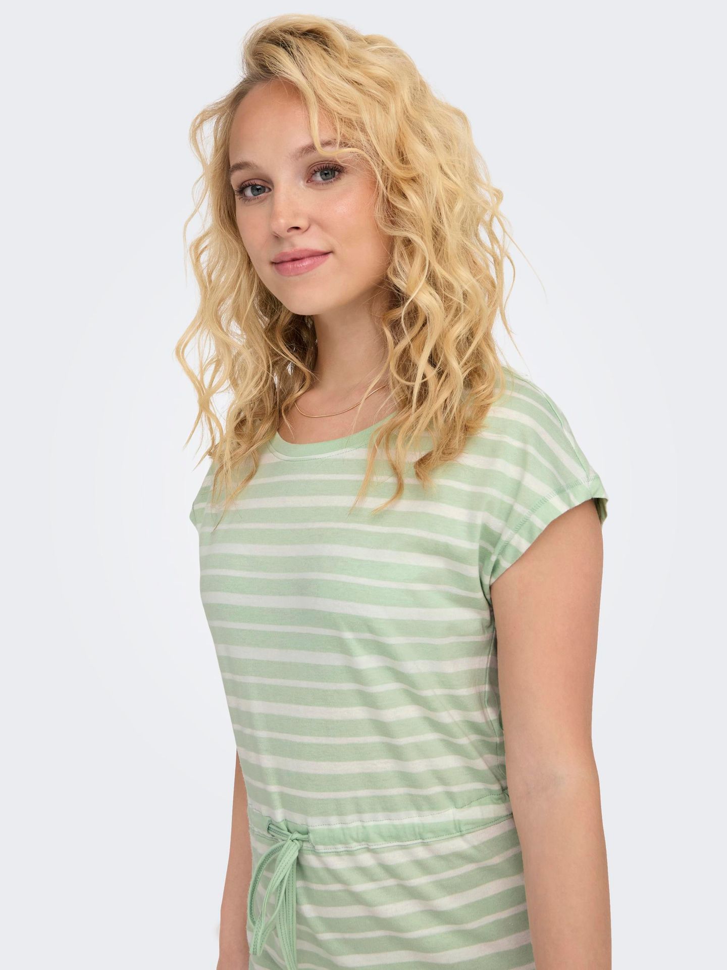 Only ONLMAY S/S DRESS NOOS Subtle Green/Cloud dancer (ella) 2900147026018