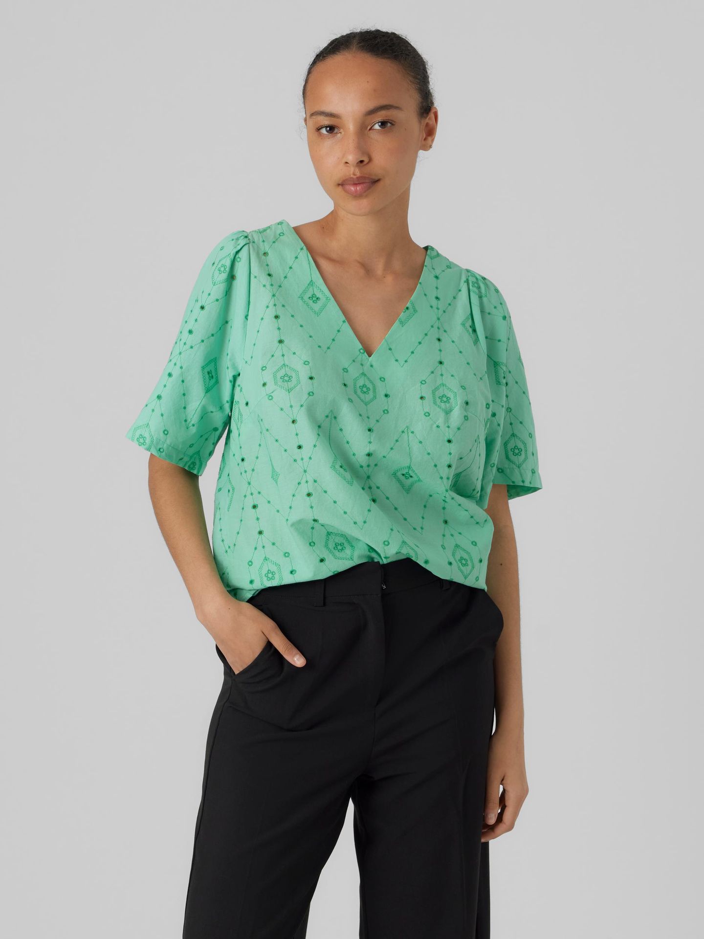 Vero Moda VMULINE S/S V-NECK TOP WVN BTQ Jade Cream/BRIGHT GREEN EMBROIDERY 2900140112022