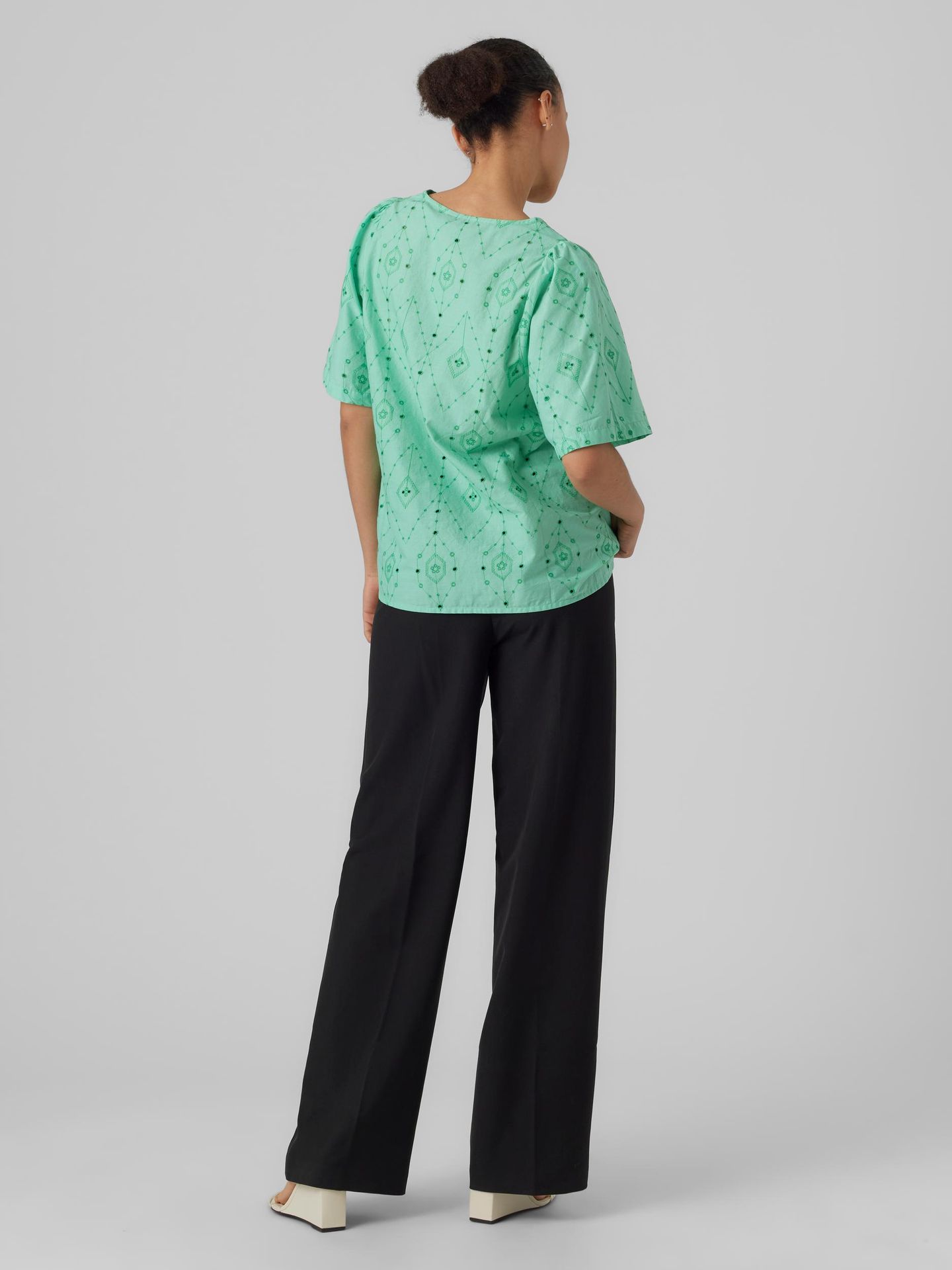 Vero Moda VMULINE S/S V-NECK TOP WVN BTQ Jade Cream/BRIGHT GREEN EMBROIDERY 2900140112022