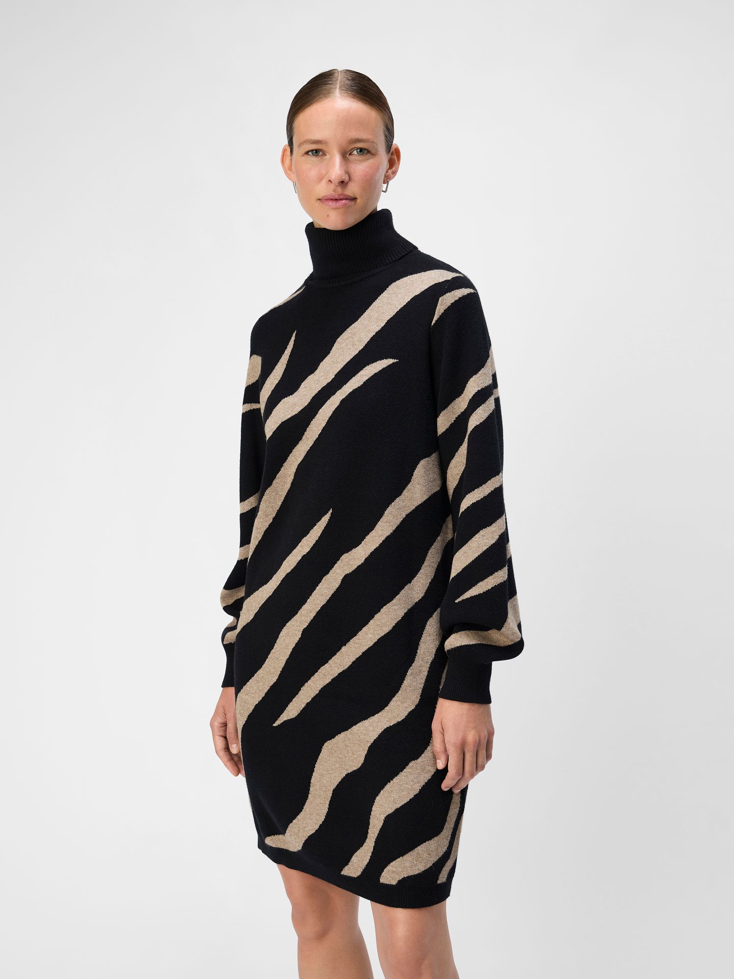 Object OBJRAY L/S KNIT ROLLNECK DRESS AOP Black/Desert taupe tiger graphic 2900151081041