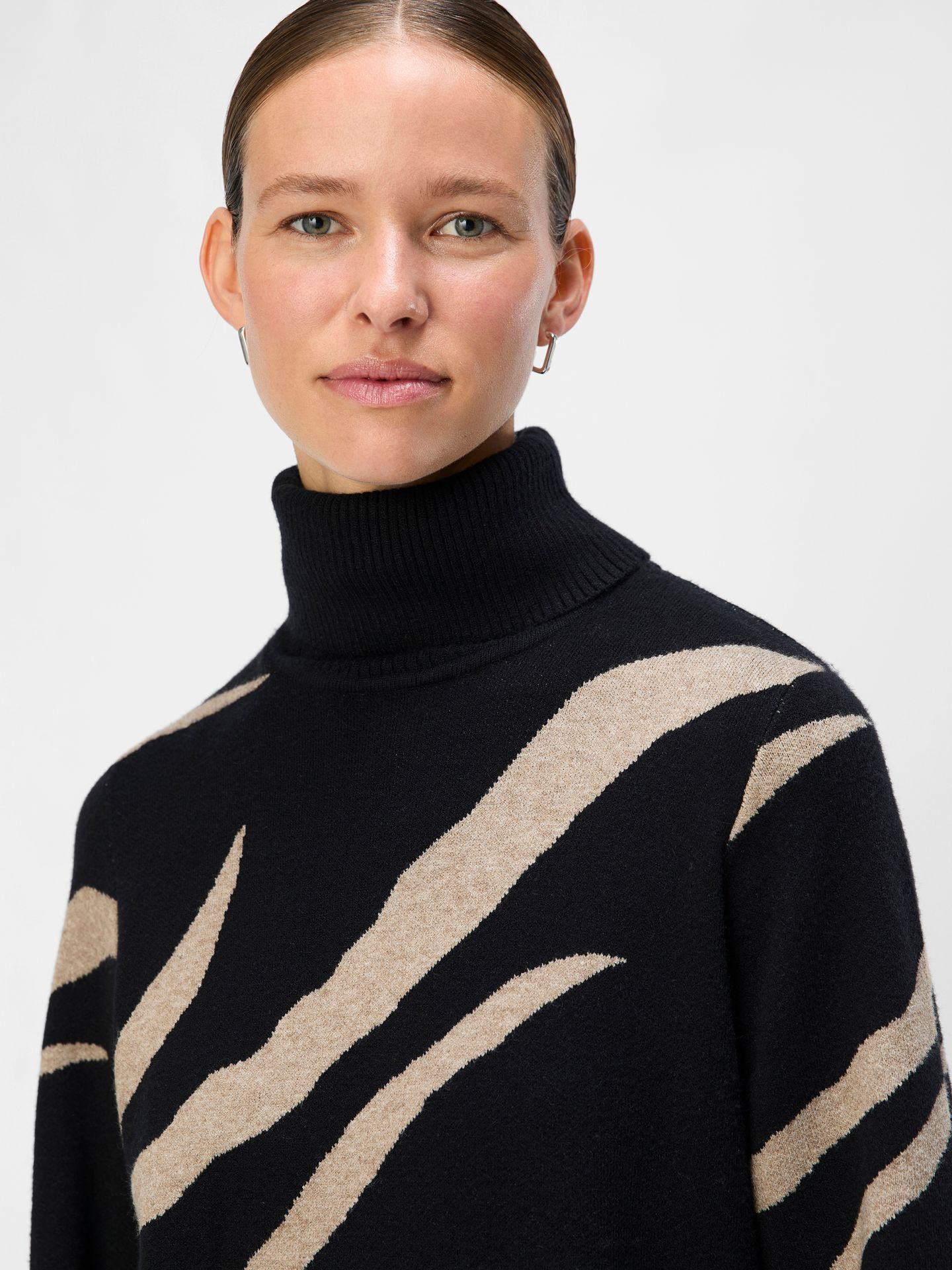 Object OBJRAY L/S KNIT ROLLNECK DRESS AOP Black/Desert taupe tiger graphic 2900151081027