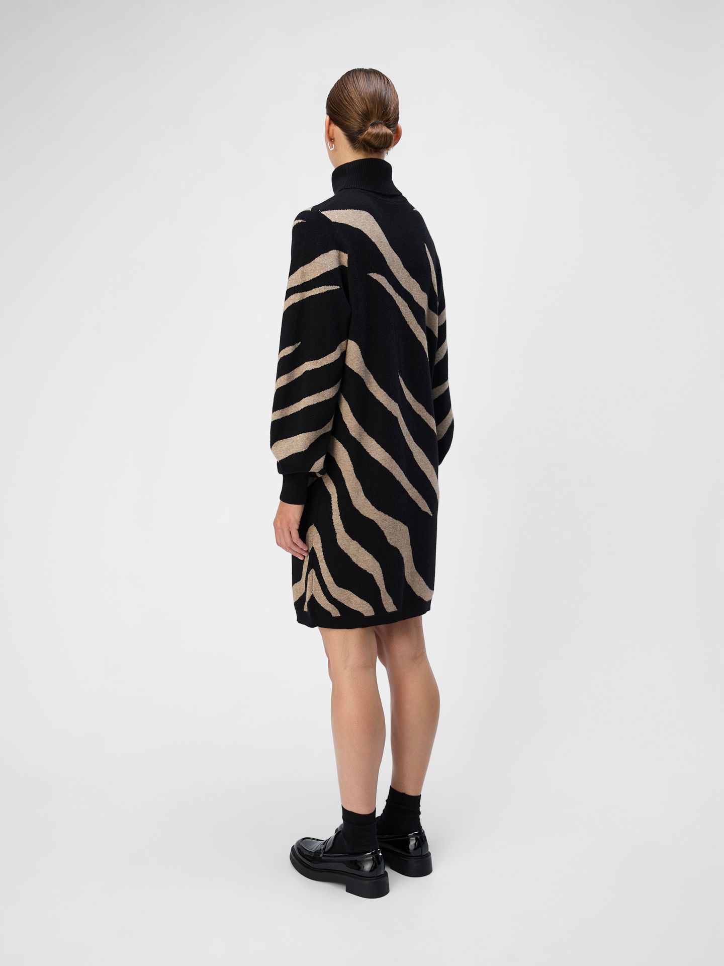 Object OBJRAY L/S KNIT ROLLNECK DRESS AOP Black/Desert taupe tiger graphic 2900151081027