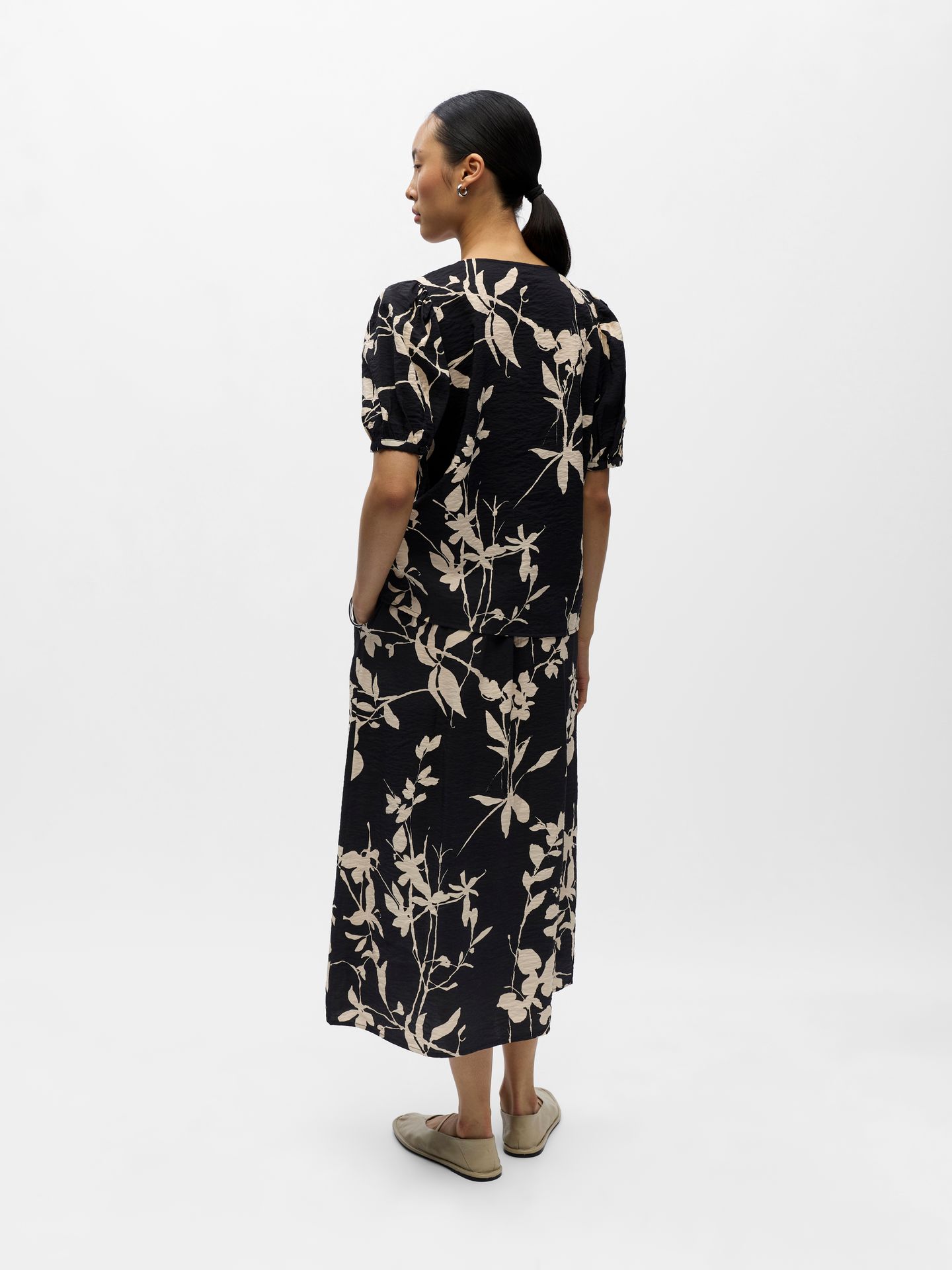 Object OBJJACIRA S/S V-NECK TOP NOOS Black/Desert taupe abstract flower 2900165913055