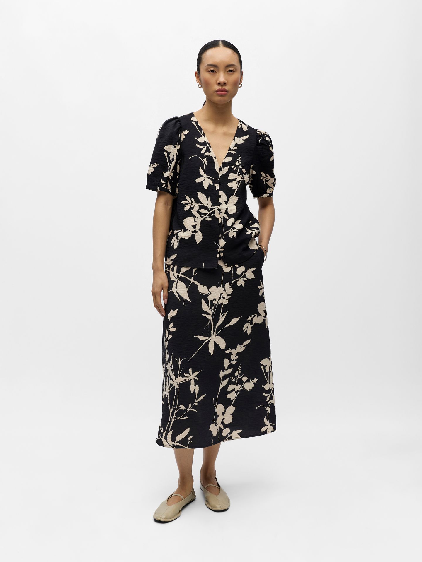 Object OBJJACIRA S/S V-NECK TOP NOOS Black/Desert taupe abstract flower 00108726-EKA22000400000116