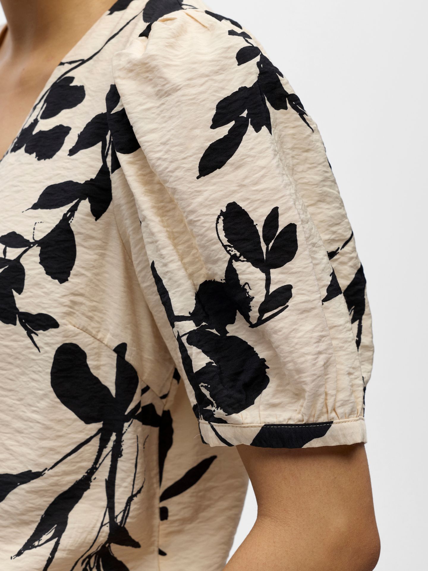 Object OBJJACIRA S/S V-NECK TOP NOOS Sandshell/Black simple flower 2900165927014