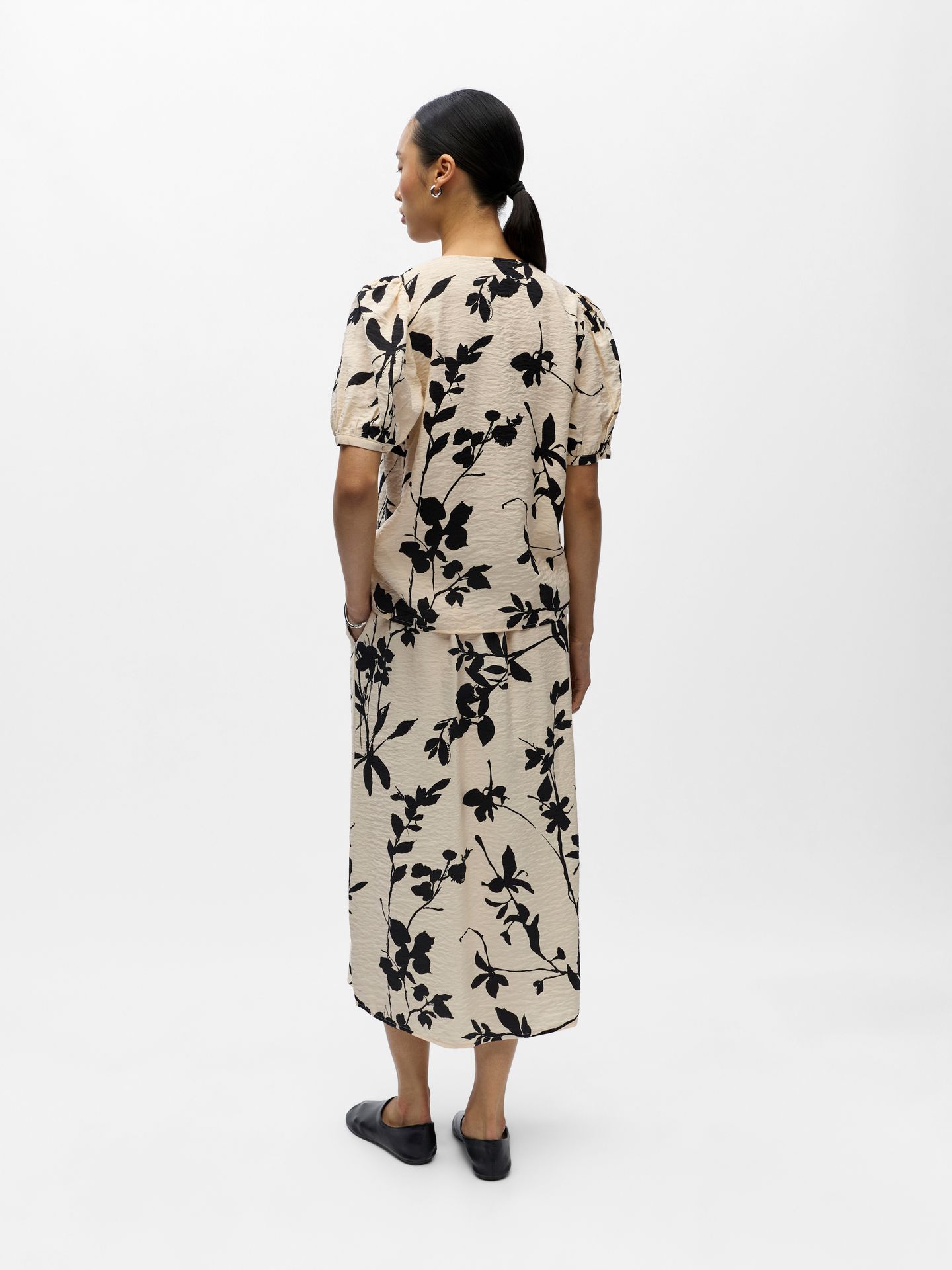 Object OBJJACIRA S/S V-NECK TOP NOOS Sandshell/Black simple flower 2900165927014