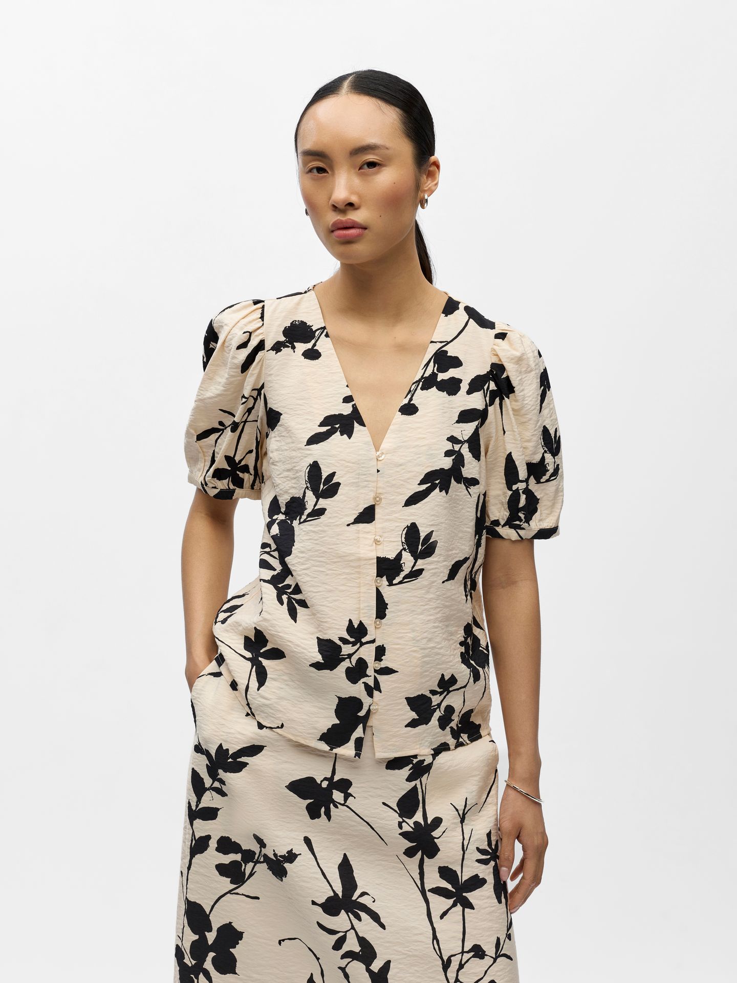 Object OBJJACIRA S/S V-NECK TOP NOOS Sandshell/Black simple flower 00108726-EKA22000400000229