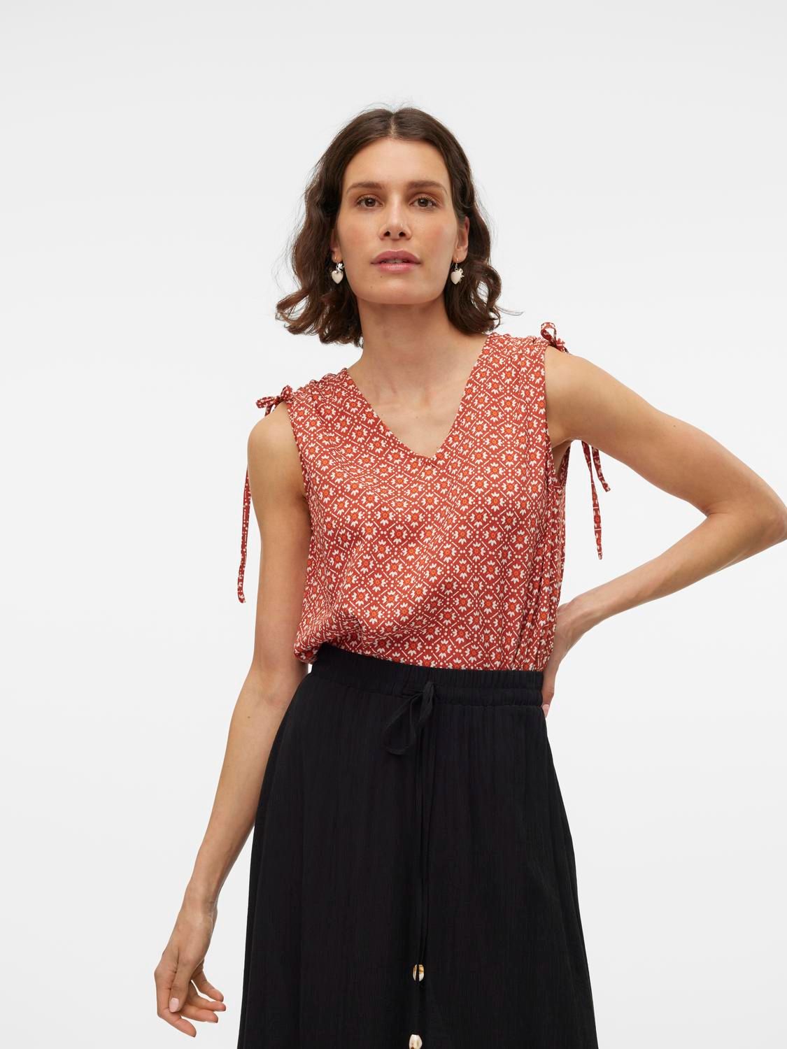 Vero Moda VMSHIVE S/L V-NECK TOP WVN EXP Barn Red/BURNT SIENNA GRAPHIC 00109160-EKA26011400001483