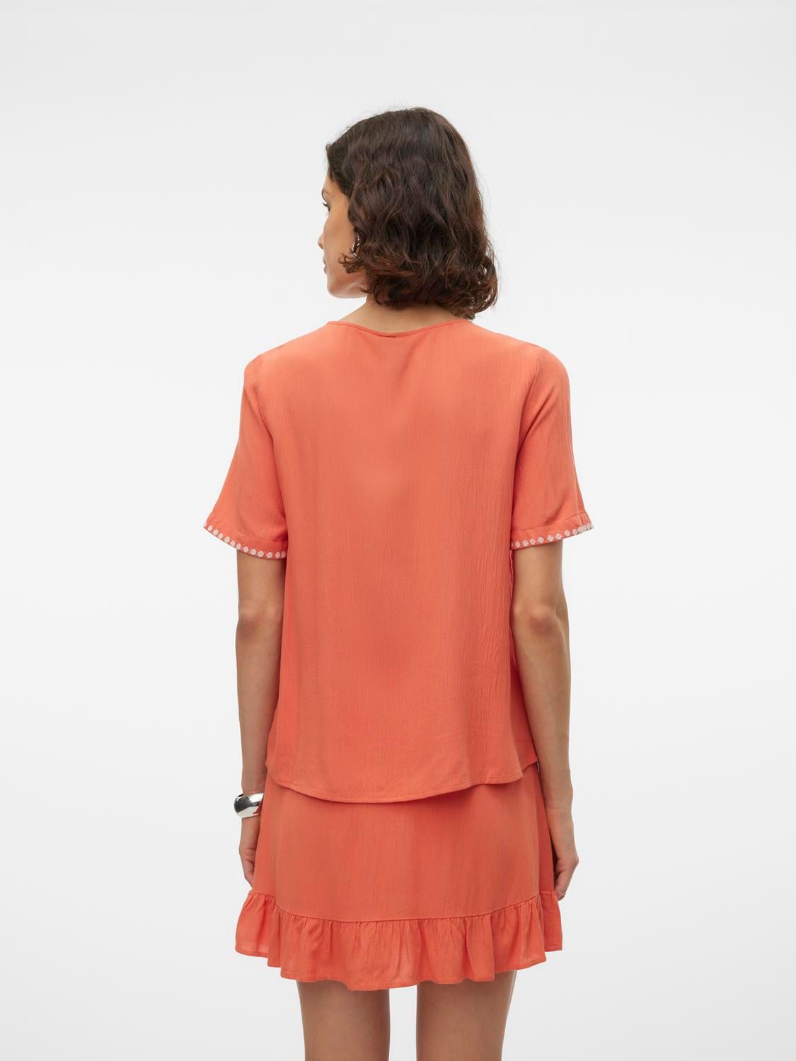 Vero Moda VMSVELLA S/S V-NECK TOP WVN EXP GA Burnt Sienna/BIRCH EMB 2900148767026