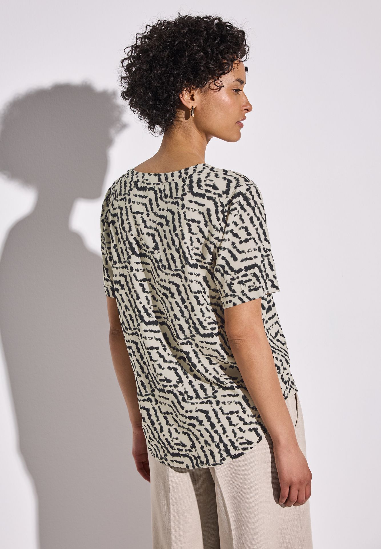 Street-One A345627 LTD QR Splitneck blouse w t moonstone sand 2900152861048