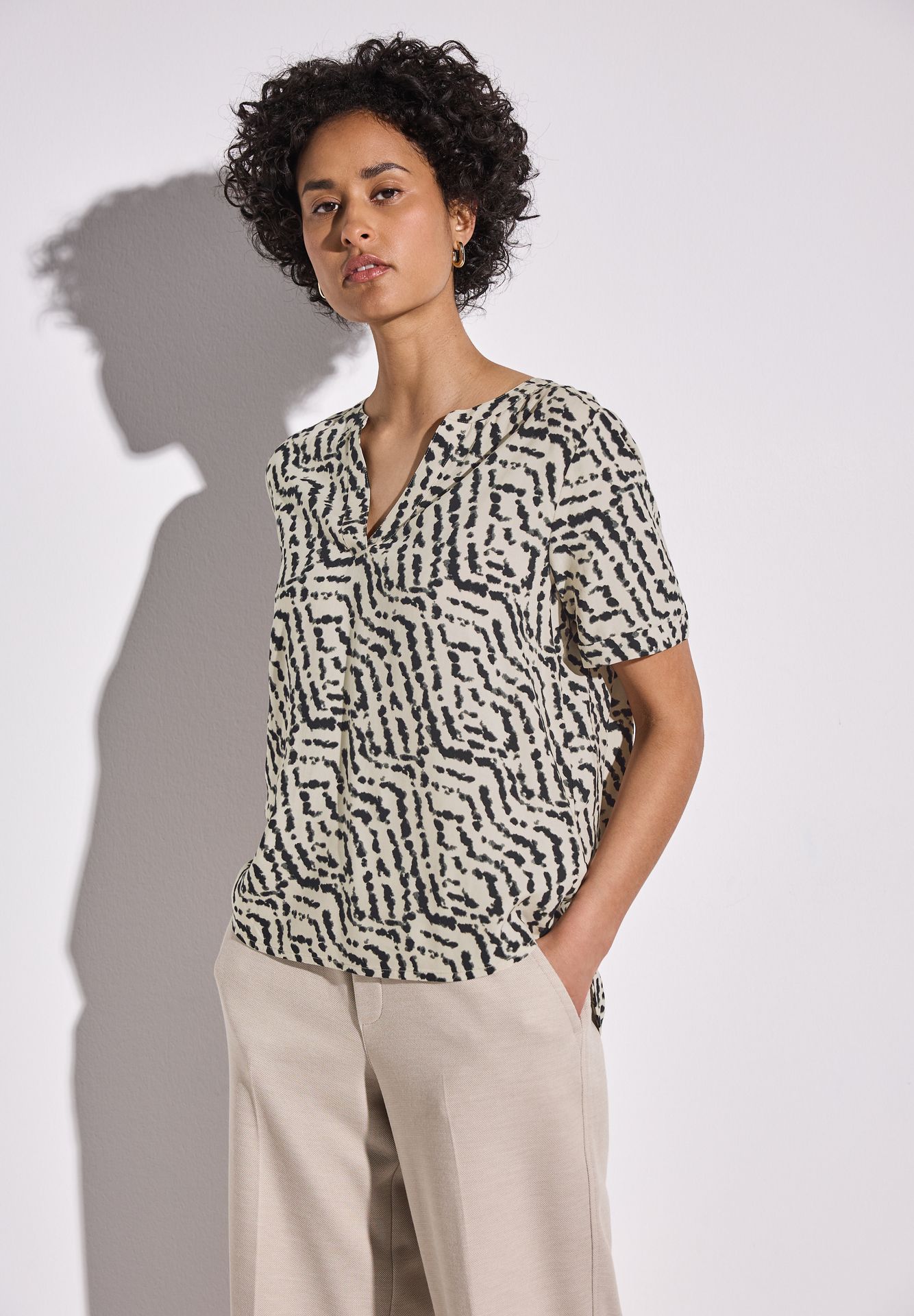 Street-One A345627 LTD QR Splitneck blouse w t moonstone sand 2900152861048