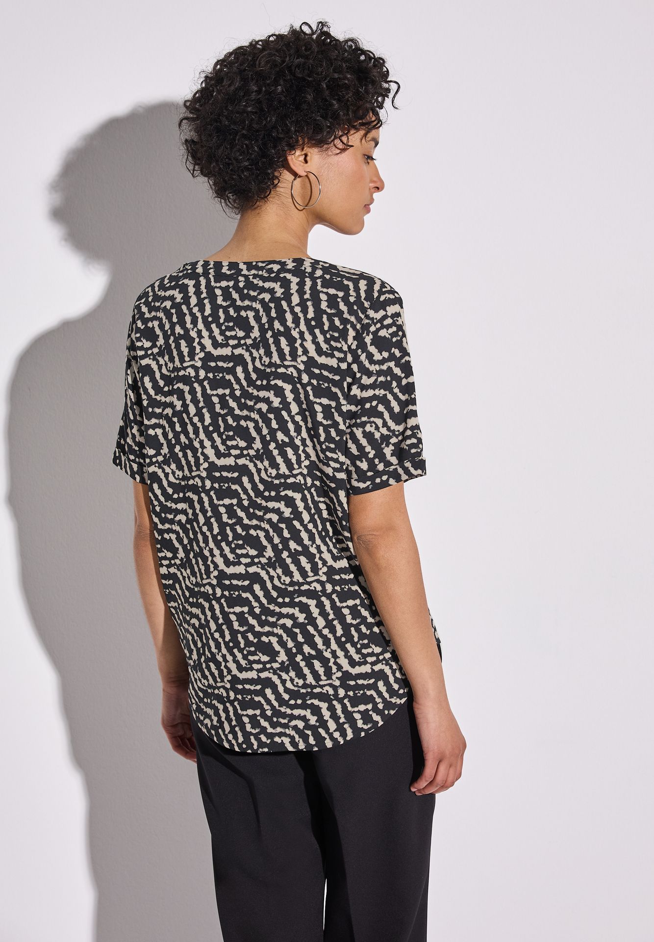 Street-One A345627 LTD QR Splitneck blouse w t black 2900152860041