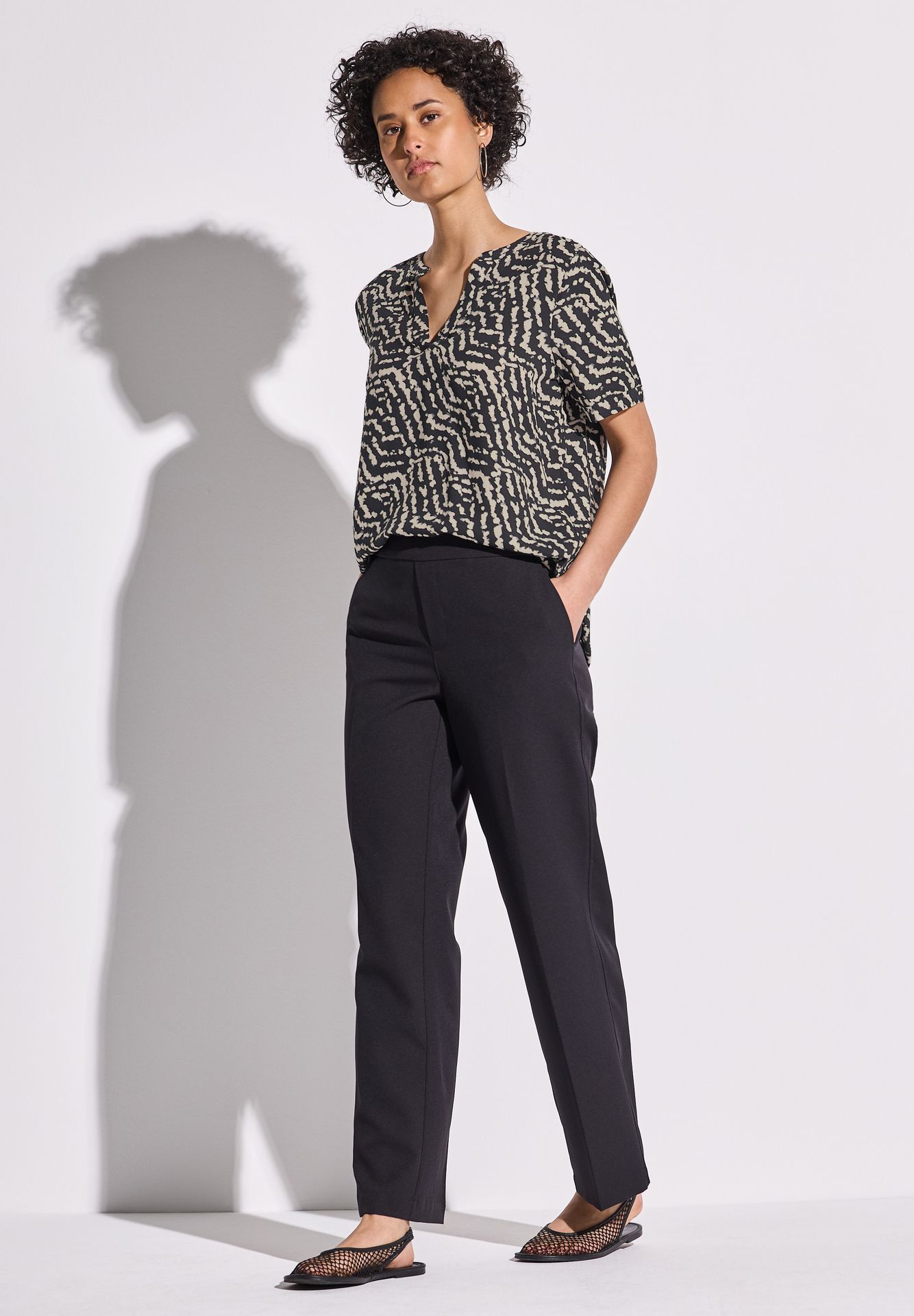 Street-One A345627 LTD QR Splitneck blouse w t black 2900152860041