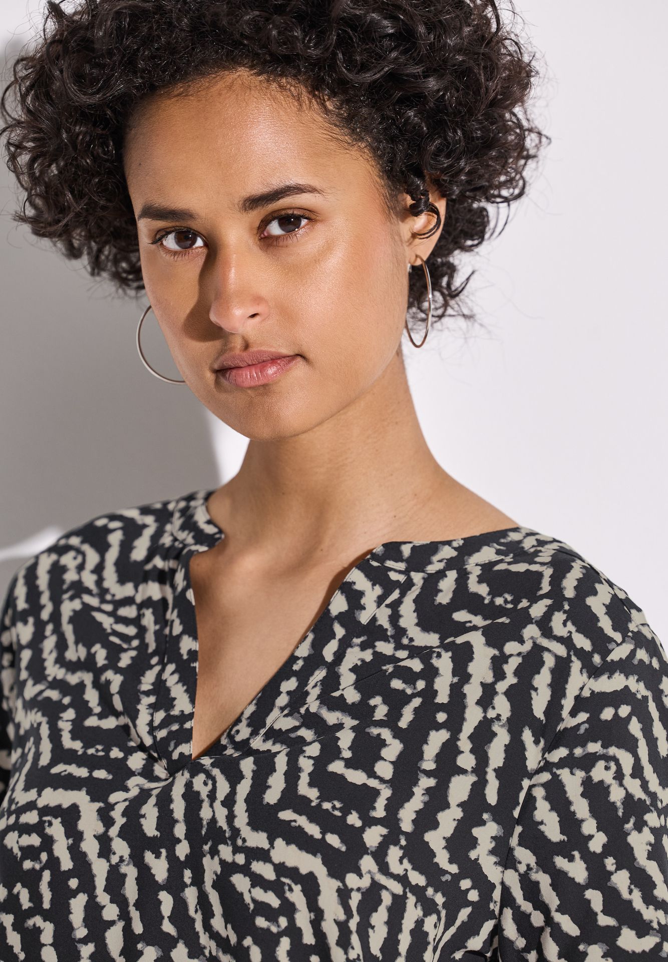 Street-One A345627 LTD QR Splitneck blouse w t black 2900152860041