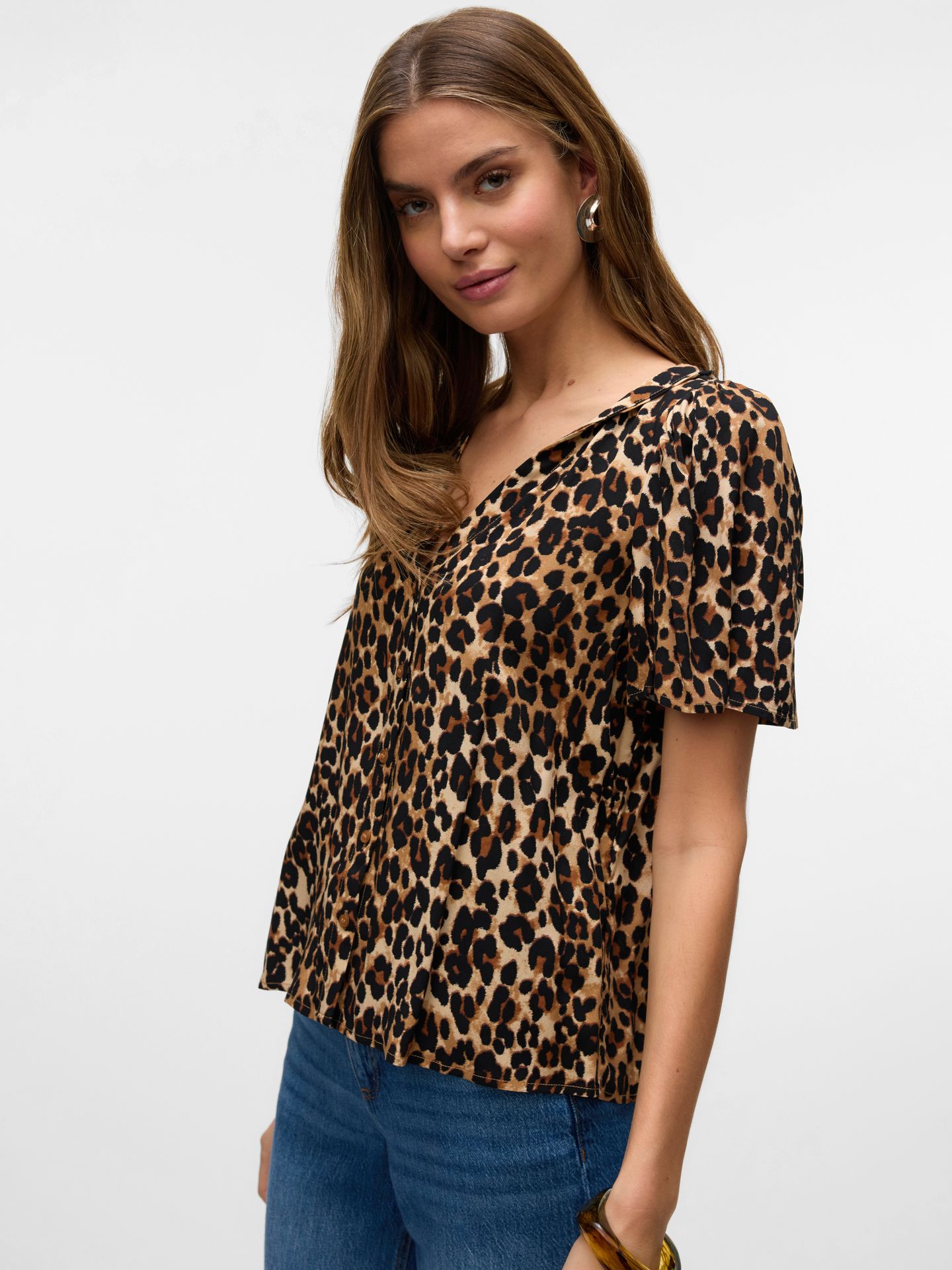 Vero Moda VMALBA SS V-NECK SHIRT WVN GA Tigers Eye/LEO 2900153361011 Vero Moda VMALBA SS V-NECK SHIRT WVN GA Tigers Eye/LEO 2900153361011
