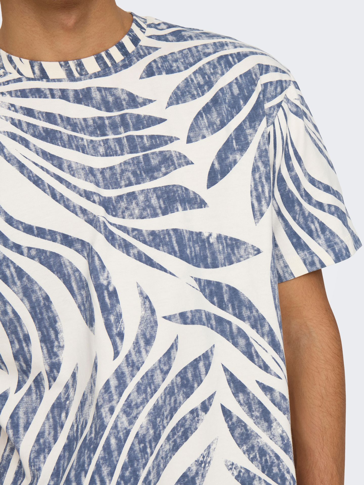 Only & Sons ONSZEKE LIFE REG WASHED SS AOP TEE Egret/VINTAGE INDIGO 2900154611030