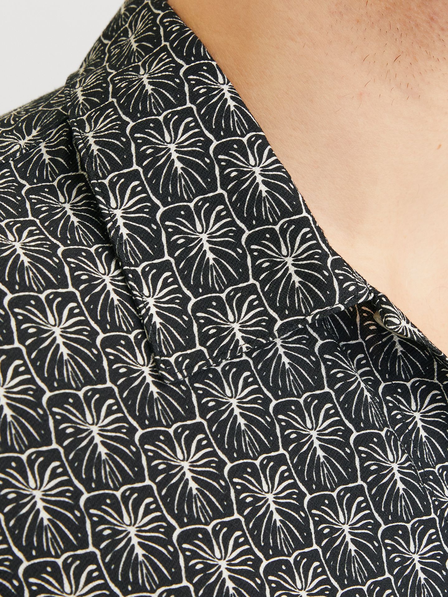 Jack & Jones JORMARSHALL ISLINGTON AOP SHIRT SS Black 2900154898042
