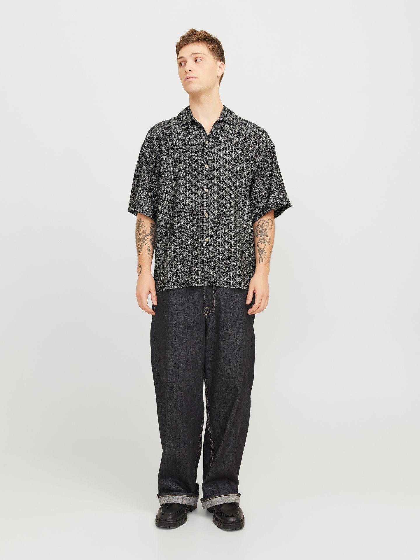 Jack & Jones JORMARSHALL ISLINGTON AOP SHIRT SS Black 2900154898042