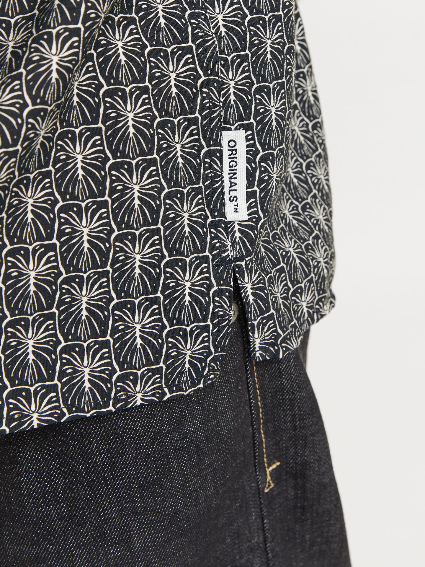 Jack & Jones JORMARSHALL ISLINGTON AOP SHIRT SS Black 2900154898035