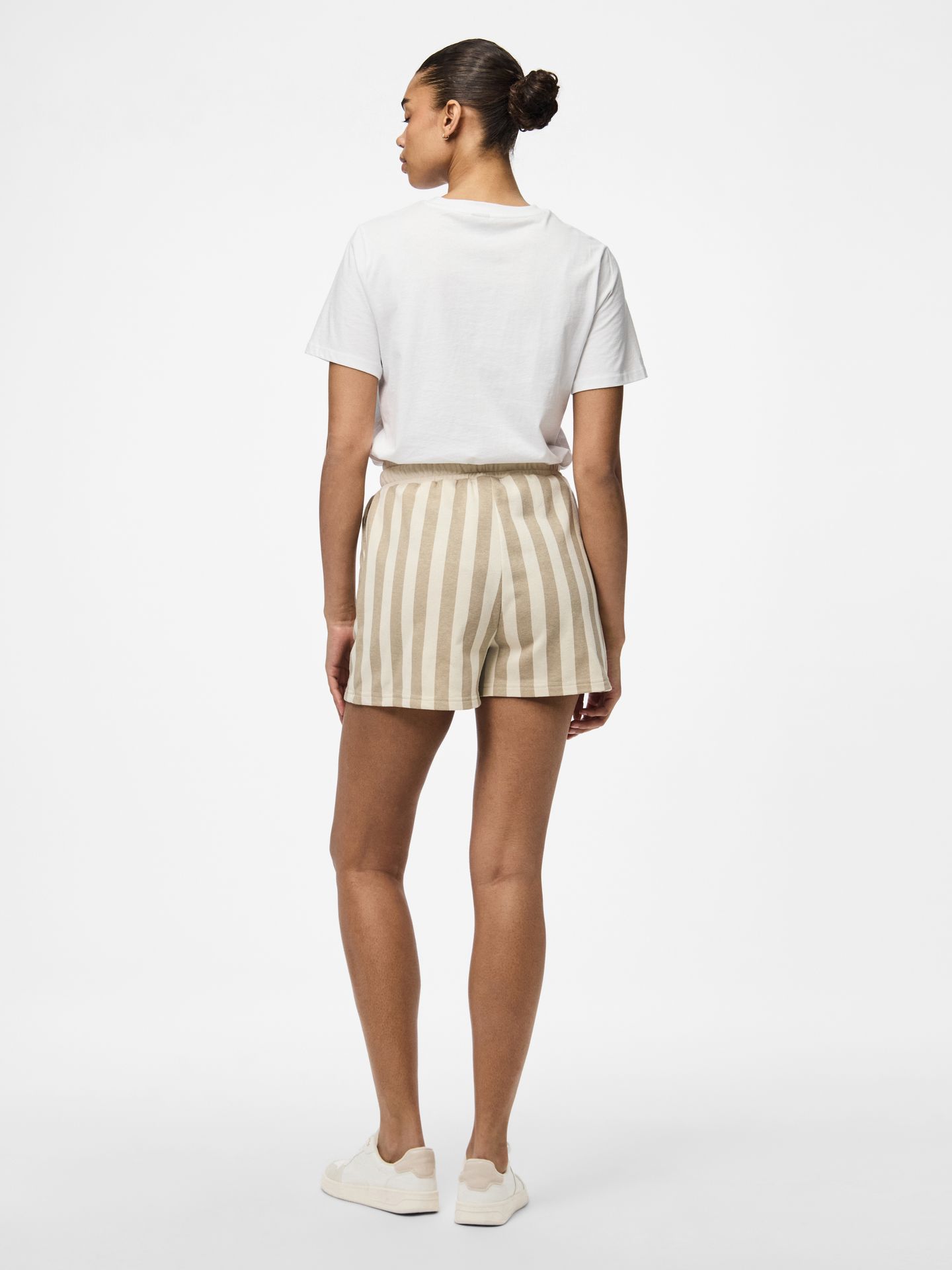 Pieces PCCHILLI SUMMER SHORTS STRIPE UB NO Silver Mink/NEW CLOUD DANCER 2900156119039