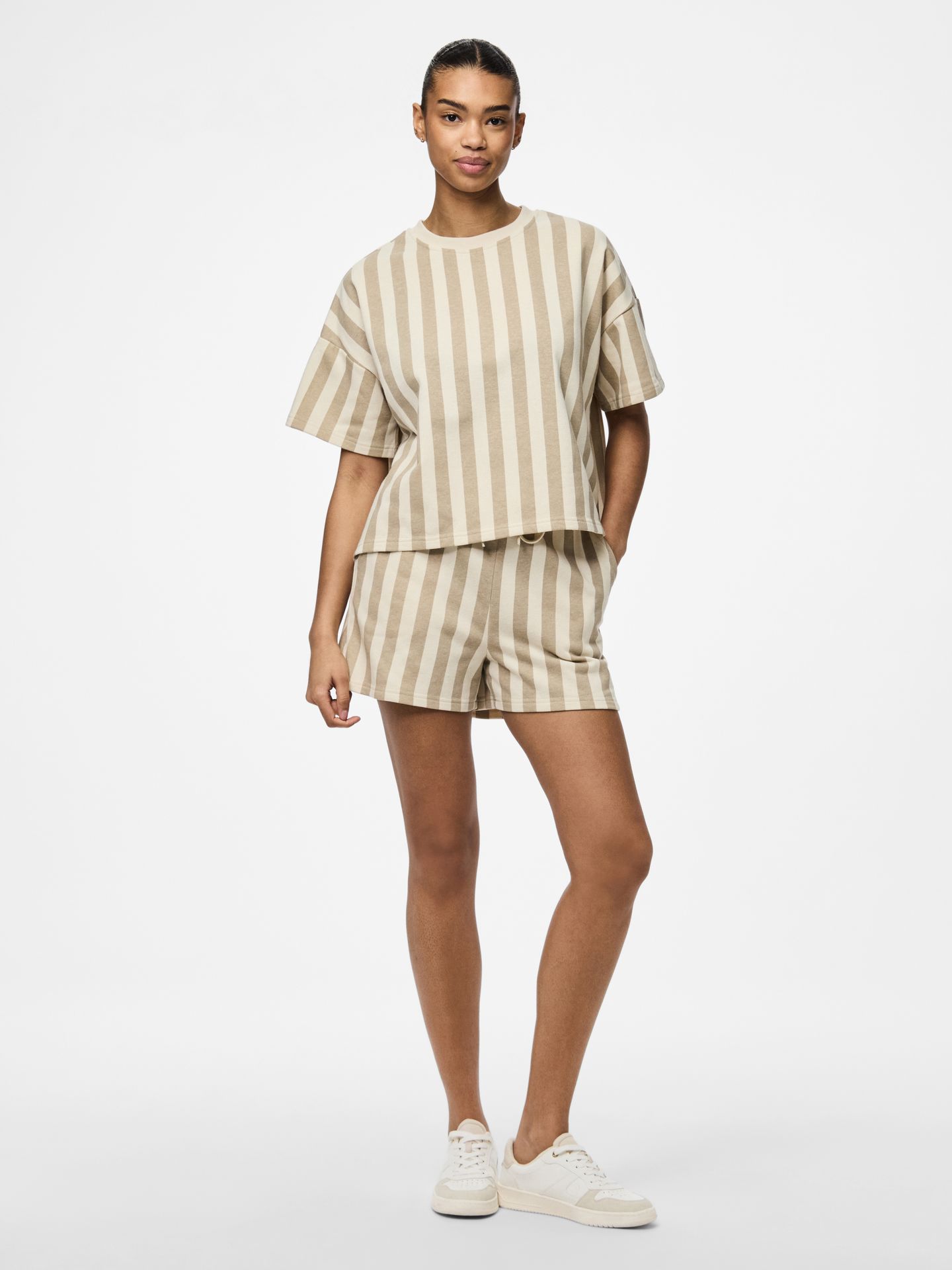 Pieces PCCHILLI SUMMER SHORTS STRIPE UB NO Silver Mink/NEW CLOUD DANCER 2900156119039