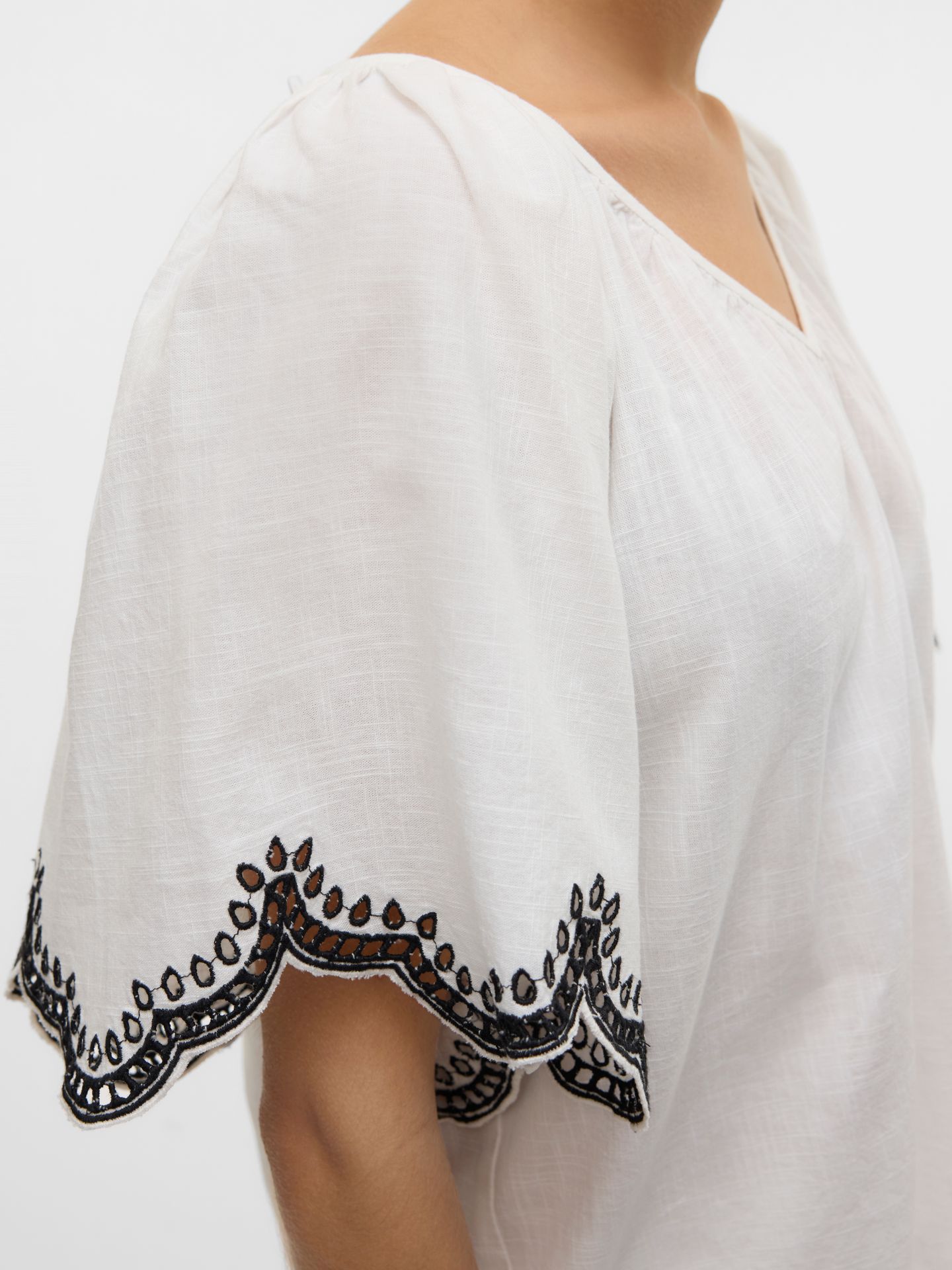 Vero Moda VMDIANA 2/4 V-NECK TOP WVN BTQ Snow White/Artichoke 2900156204018