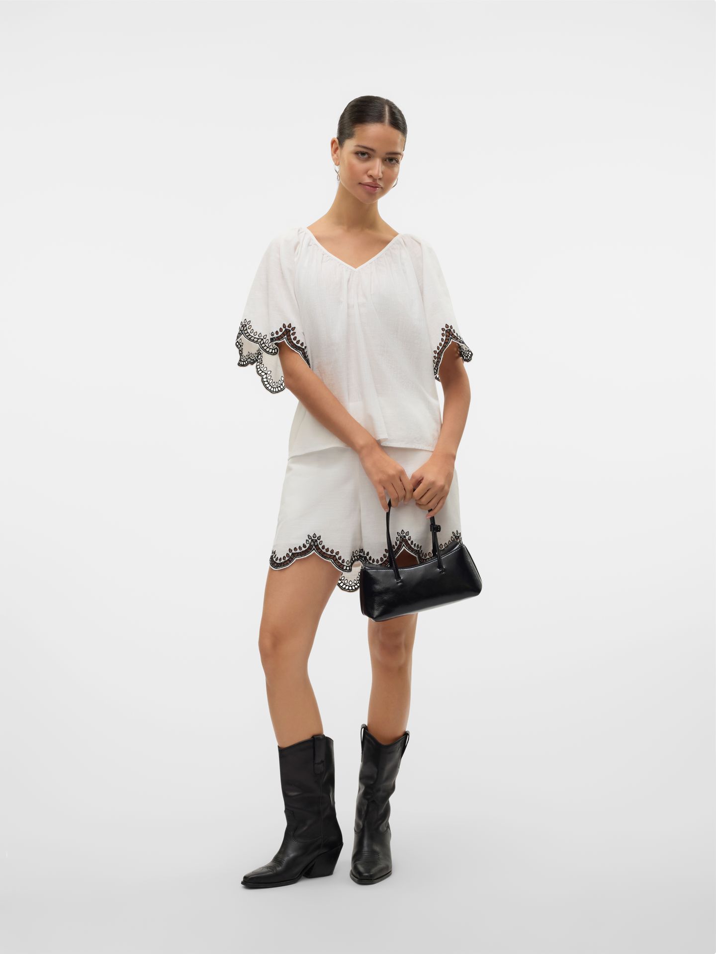 Vero Moda VMDIANA 2/4 V-NECK TOP WVN BTQ Snow White/Artichoke 2900156204018 Vero Moda VMDIANA 2/4 V-NECK TOP WVN BTQ Snow White/Artichoke 2900156204018