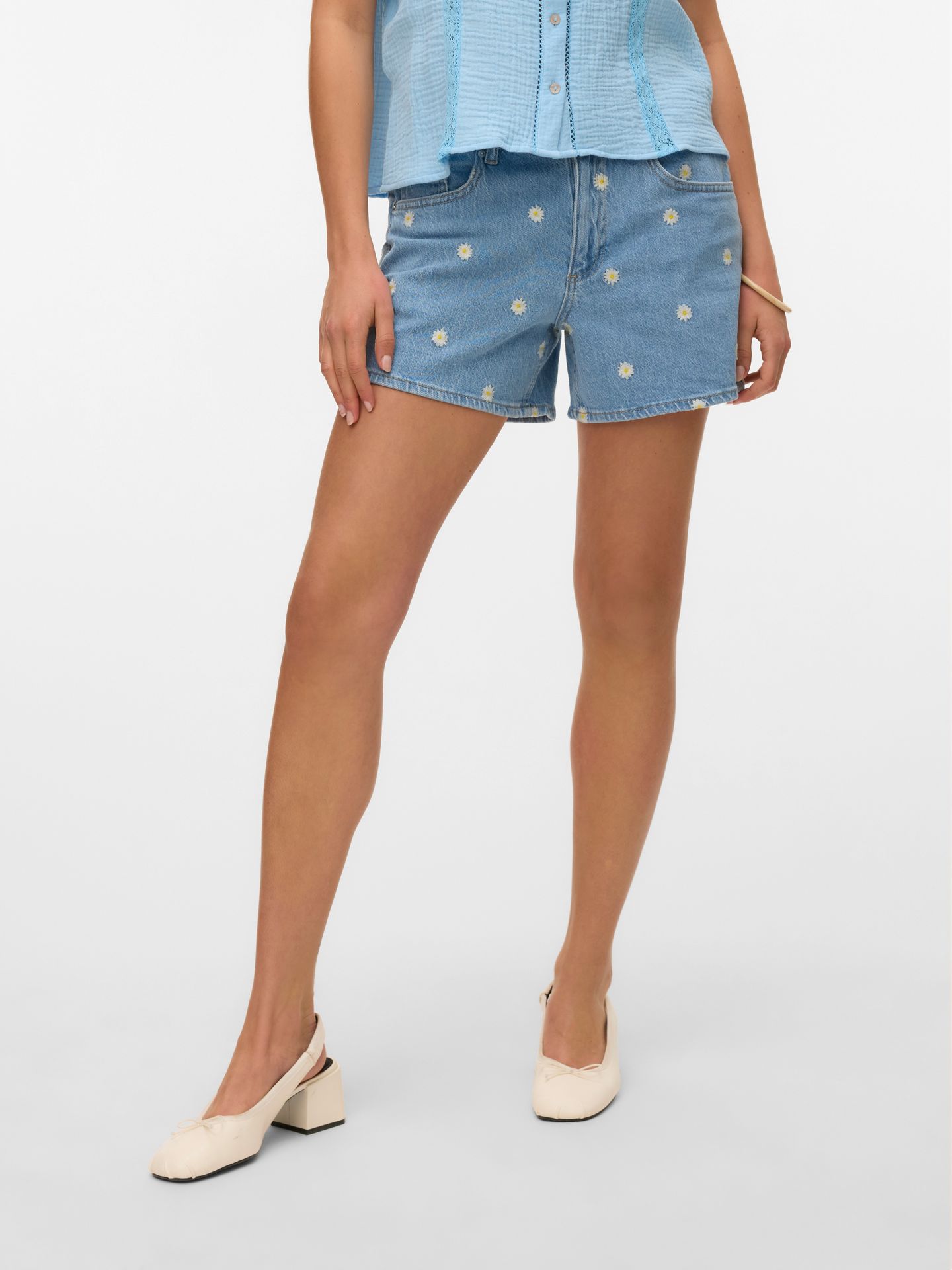 Vero Moda VMTESS MR SHORT DNM DAISY SHORTS Light Blue Denim/DAISY 2900156519020