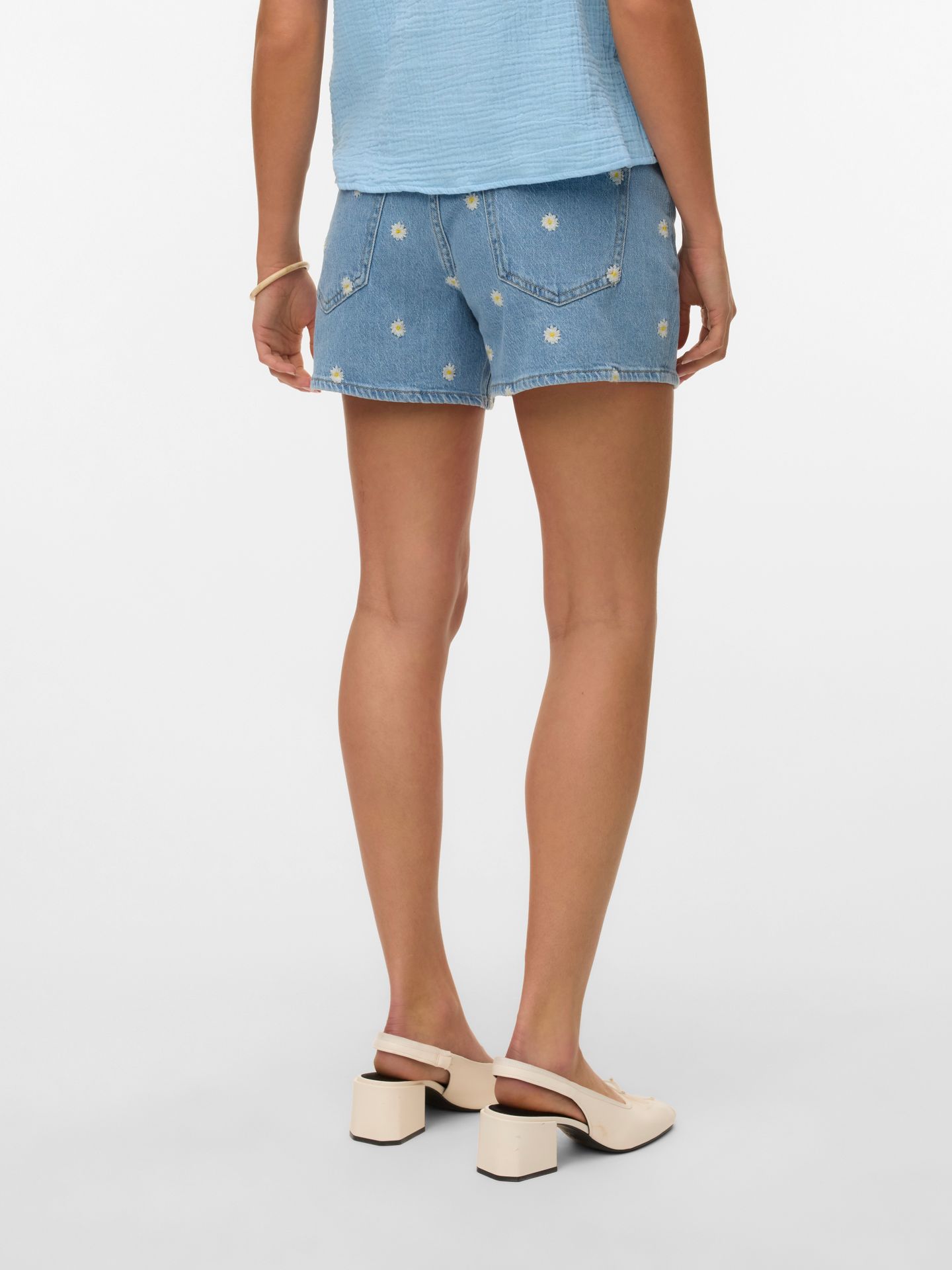 Vero Moda VMTESS MR SHORT DNM DAISY SHORTS Light Blue Denim/DAISY 2900156519044
