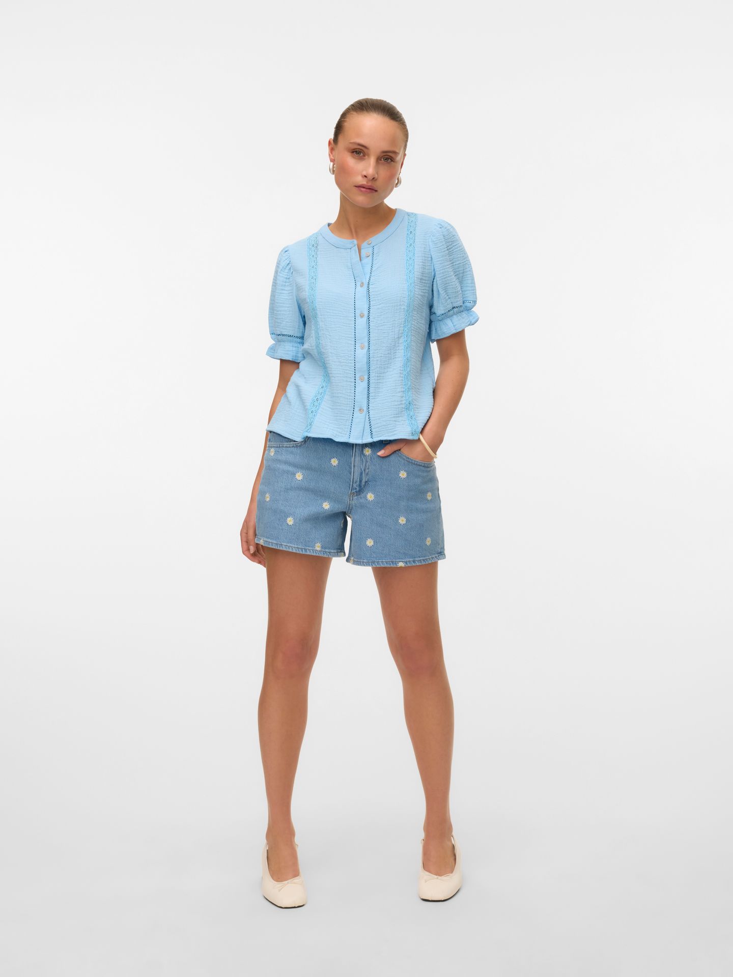 Vero Moda VMTESS MR SHORT DNM DAISY SHORTS Light Blue Denim/DAISY 2900156519044