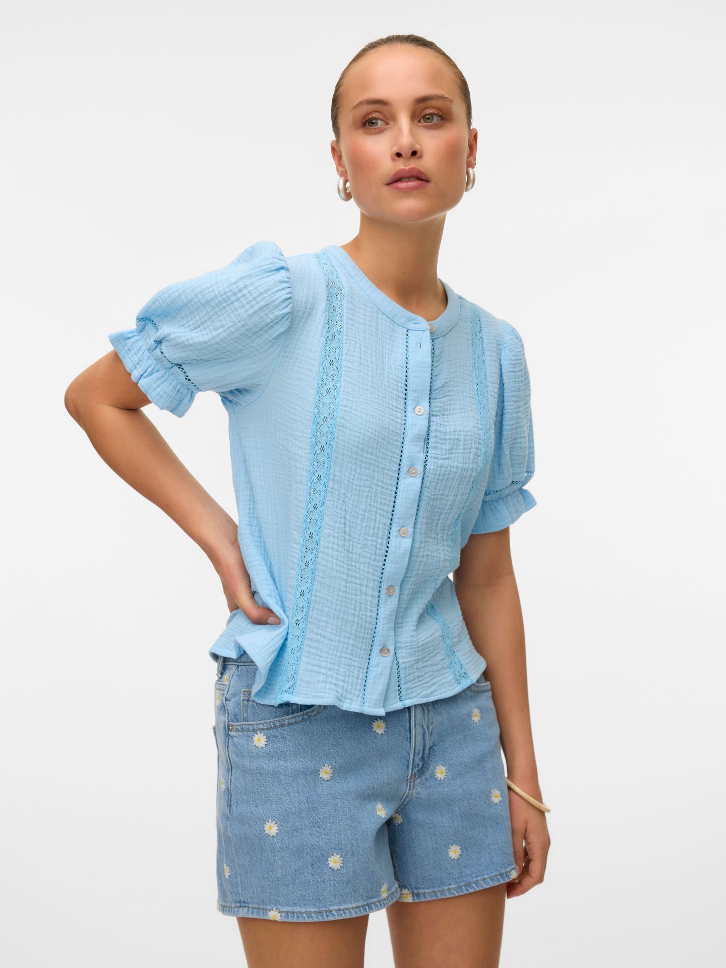 Vero Moda VMTESS MR SHORT DNM DAISY SHORTS Light Blue Denim/DAISY 2900156519044