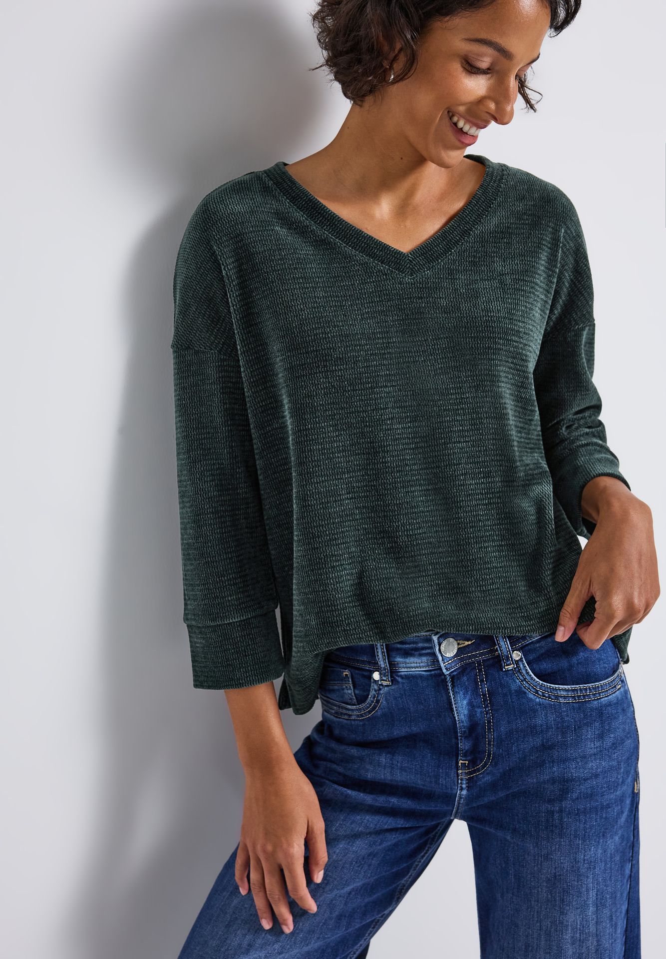 Street-One A324011 LTD QR cozy v-neck shirt evernight green 2900157442068 Street-One A324011 LTD QR cozy v-neck shirt evernight green 2900157442068