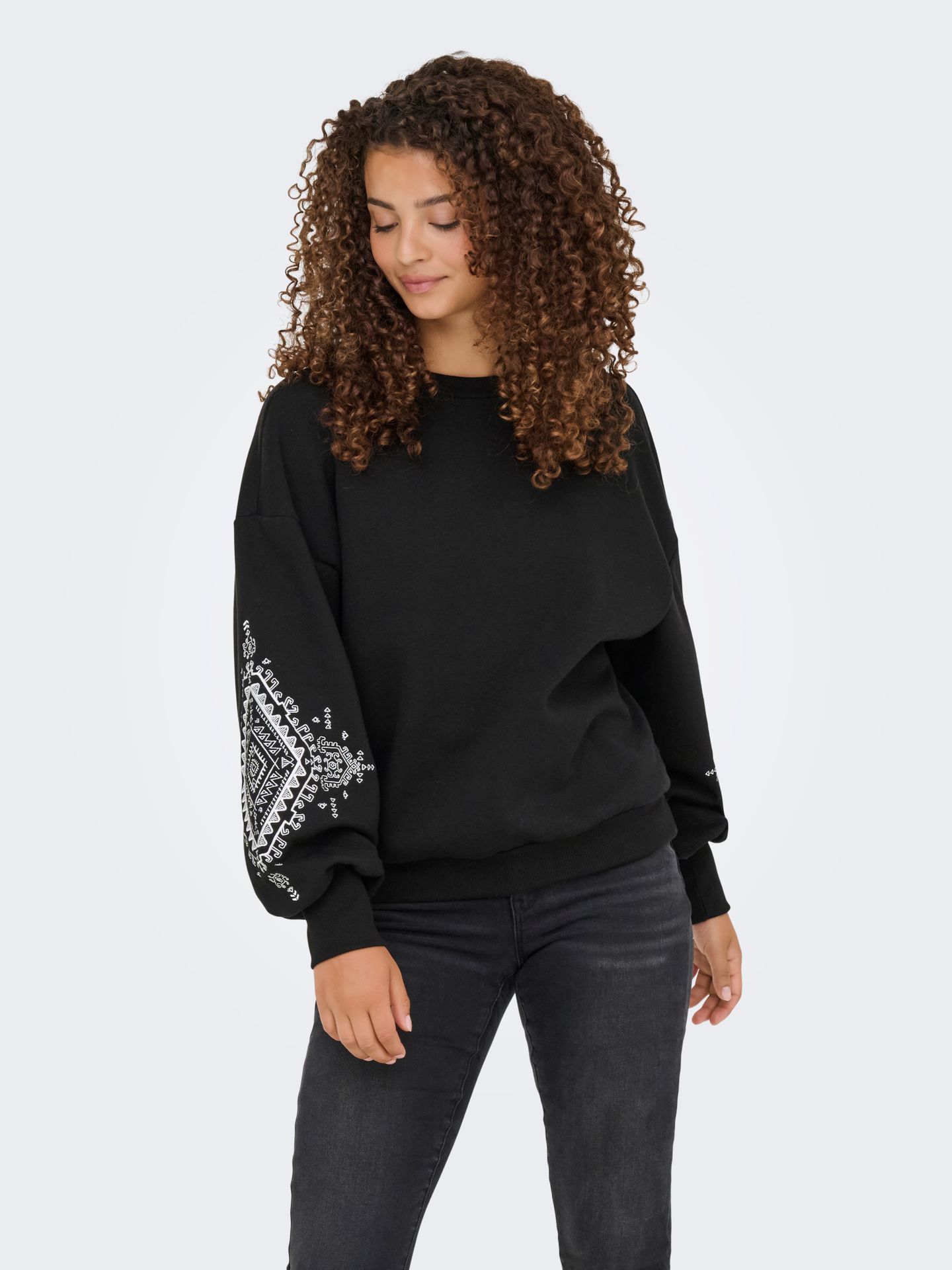 Only ONLCALLY L/S DETAIL O-NECK CS SWT Black/LEO AOP 2900159359036