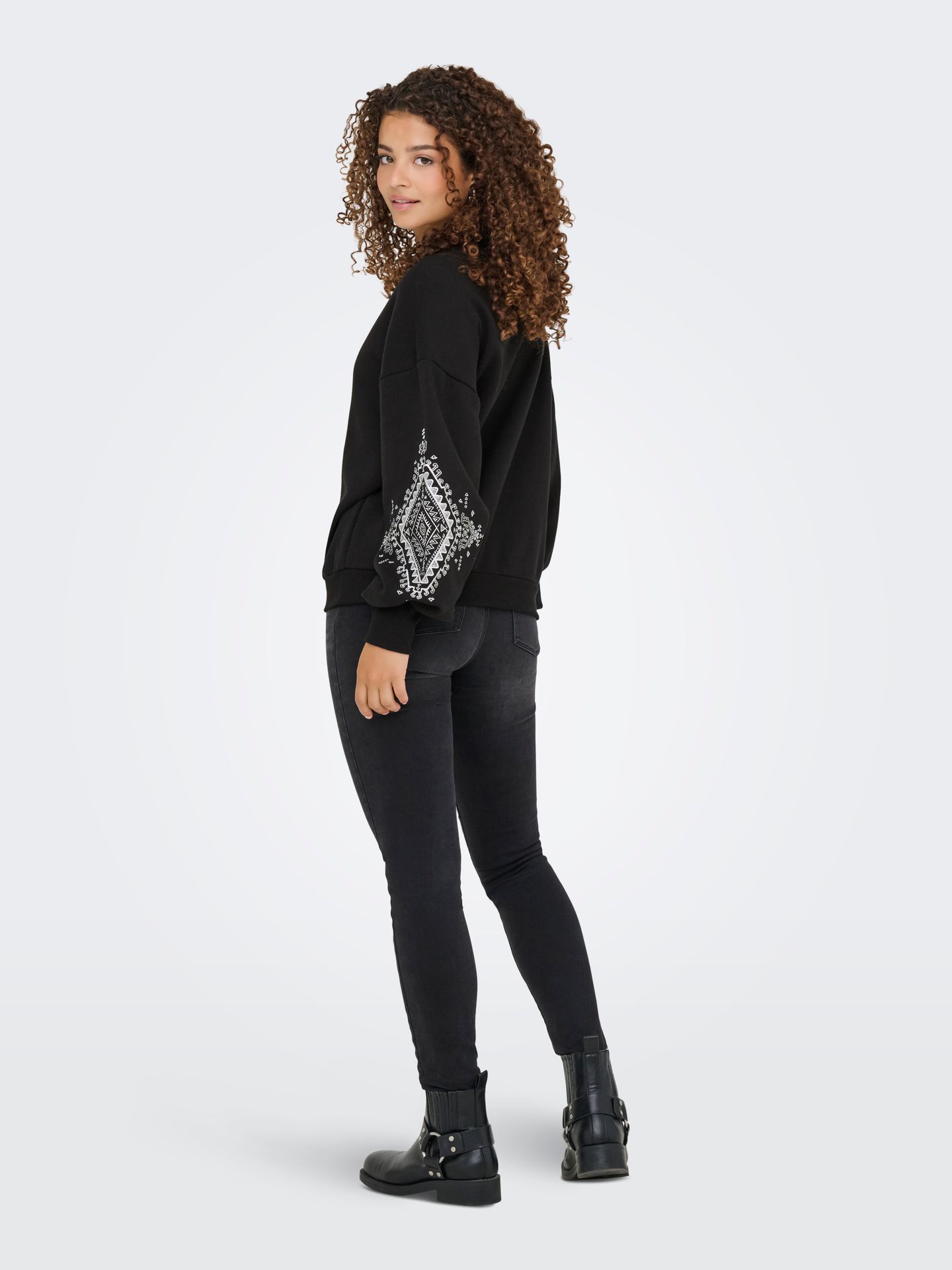 Only ONLCALLY L/S DETAIL O-NECK CS SWT Black/LEO AOP 2900159359036