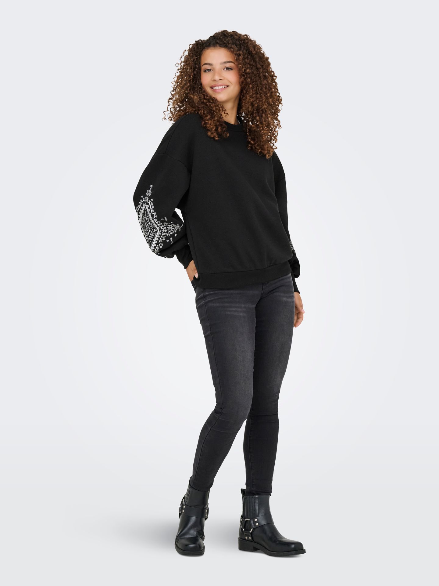 Only ONLCALLY L/S DETAIL O-NECK CS SWT Black/LEO AOP 2900159359036