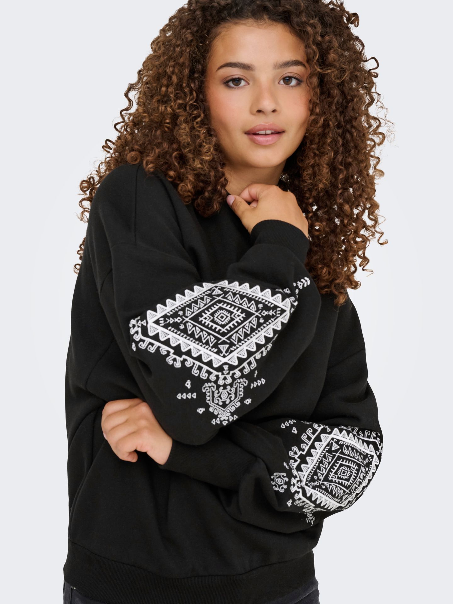 Only ONLCALLY L/S DETAIL O-NECK CS SWT Black/LEO AOP 2900159359036