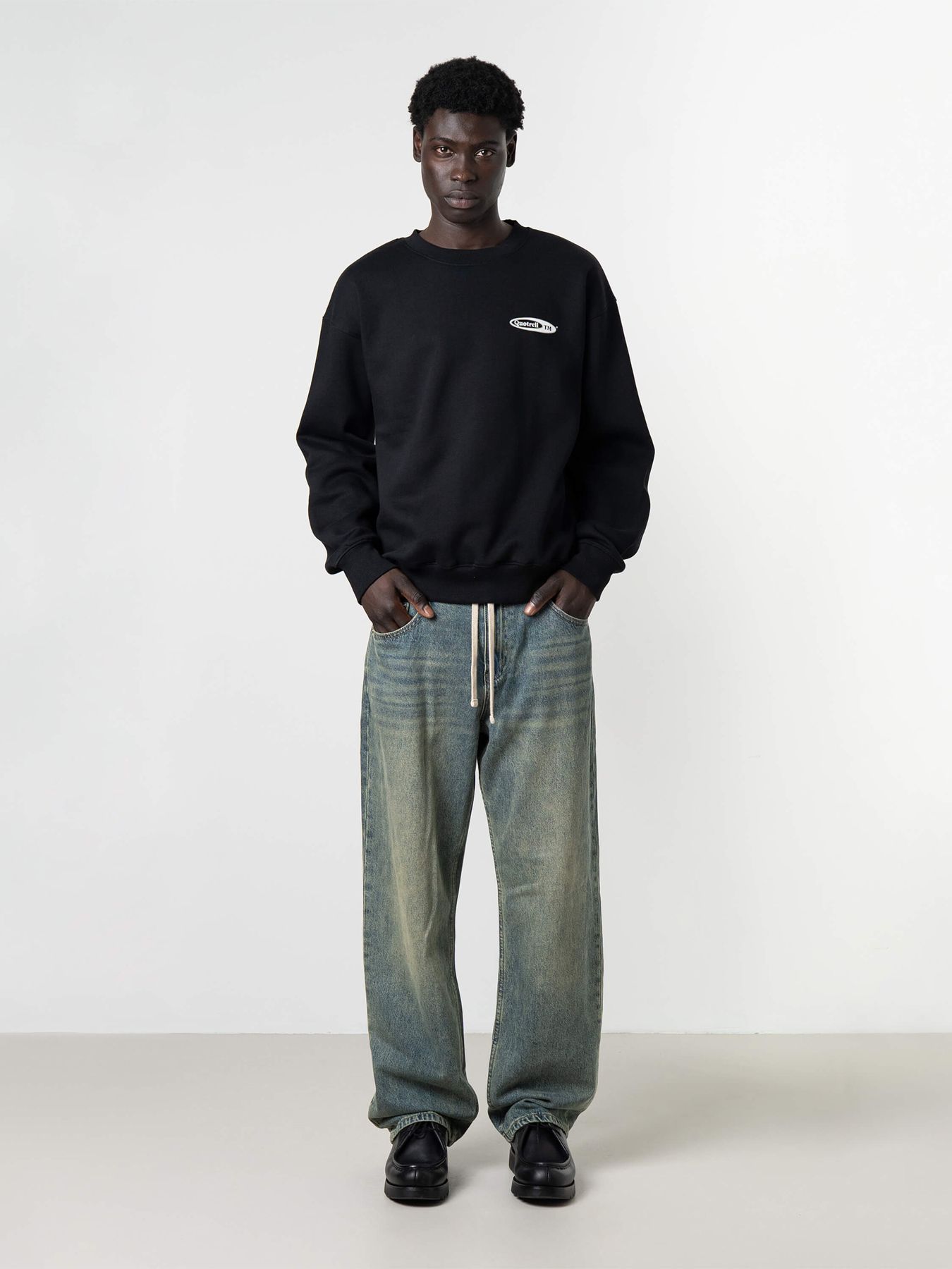 Quotrell Emblem Crewneck Black/White 2900160236067 Quotrell Emblem Crewneck Black/White 2900160236067