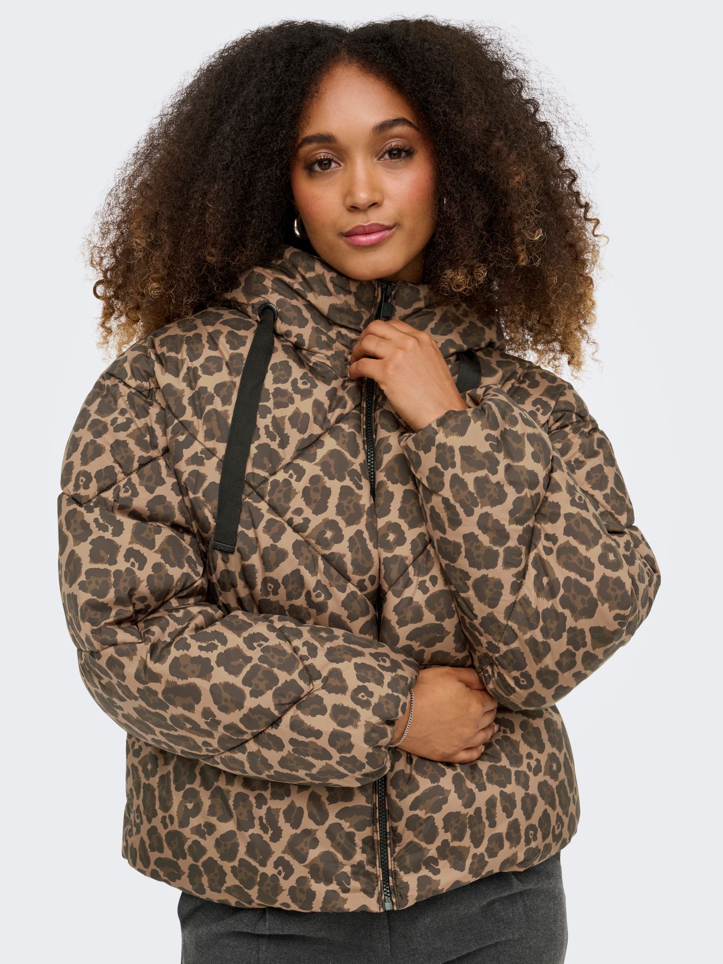 Only ONLASTI LIFE SHORT PUFFER JACKET CC Cocoa Créme/Leo & WITHOUT BADGE 2900160677037