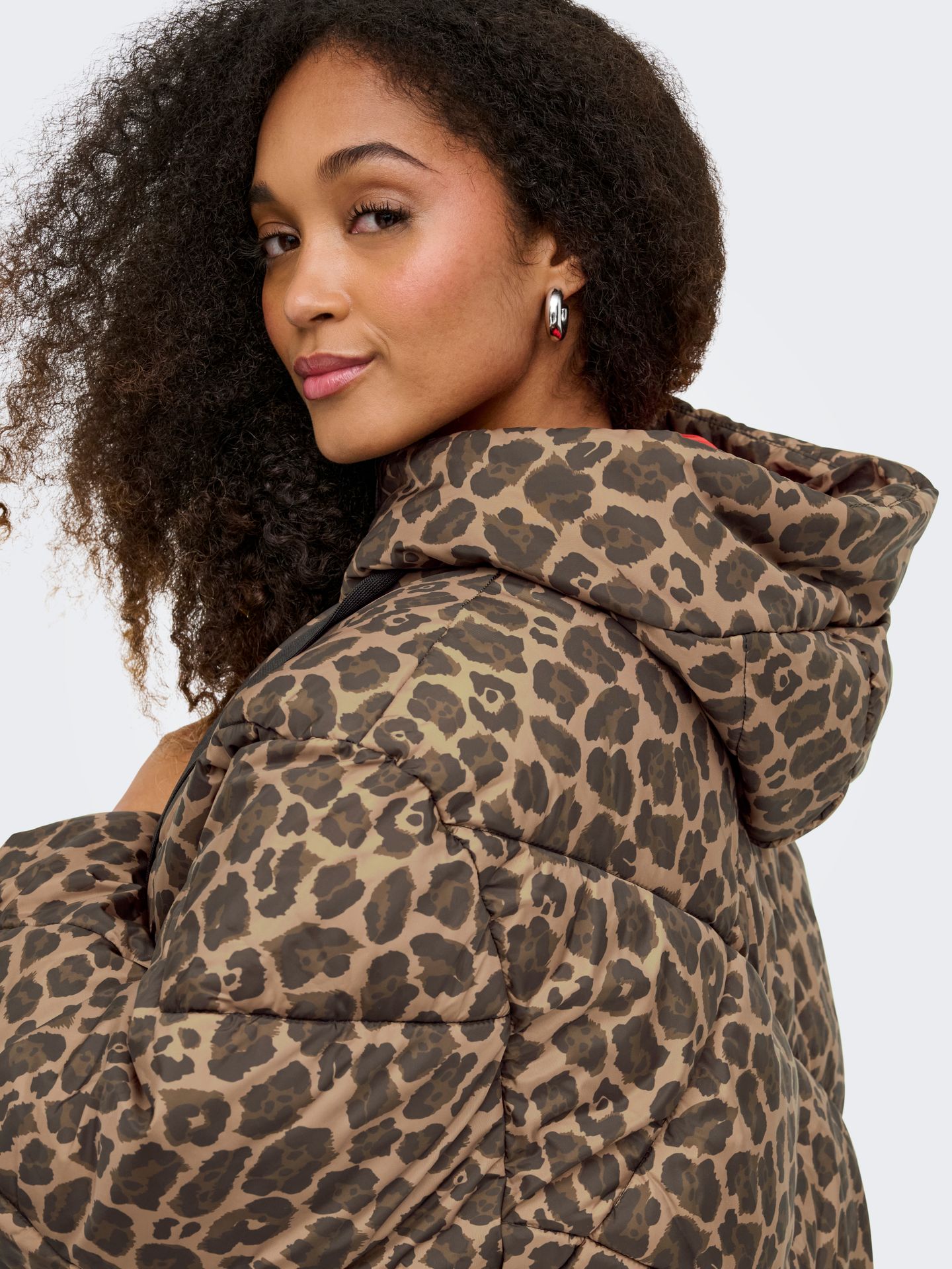 Only ONLASTI LIFE SHORT PUFFER JACKET CC Cocoa Créme/Leo & WITHOUT BADGE 2900160677037