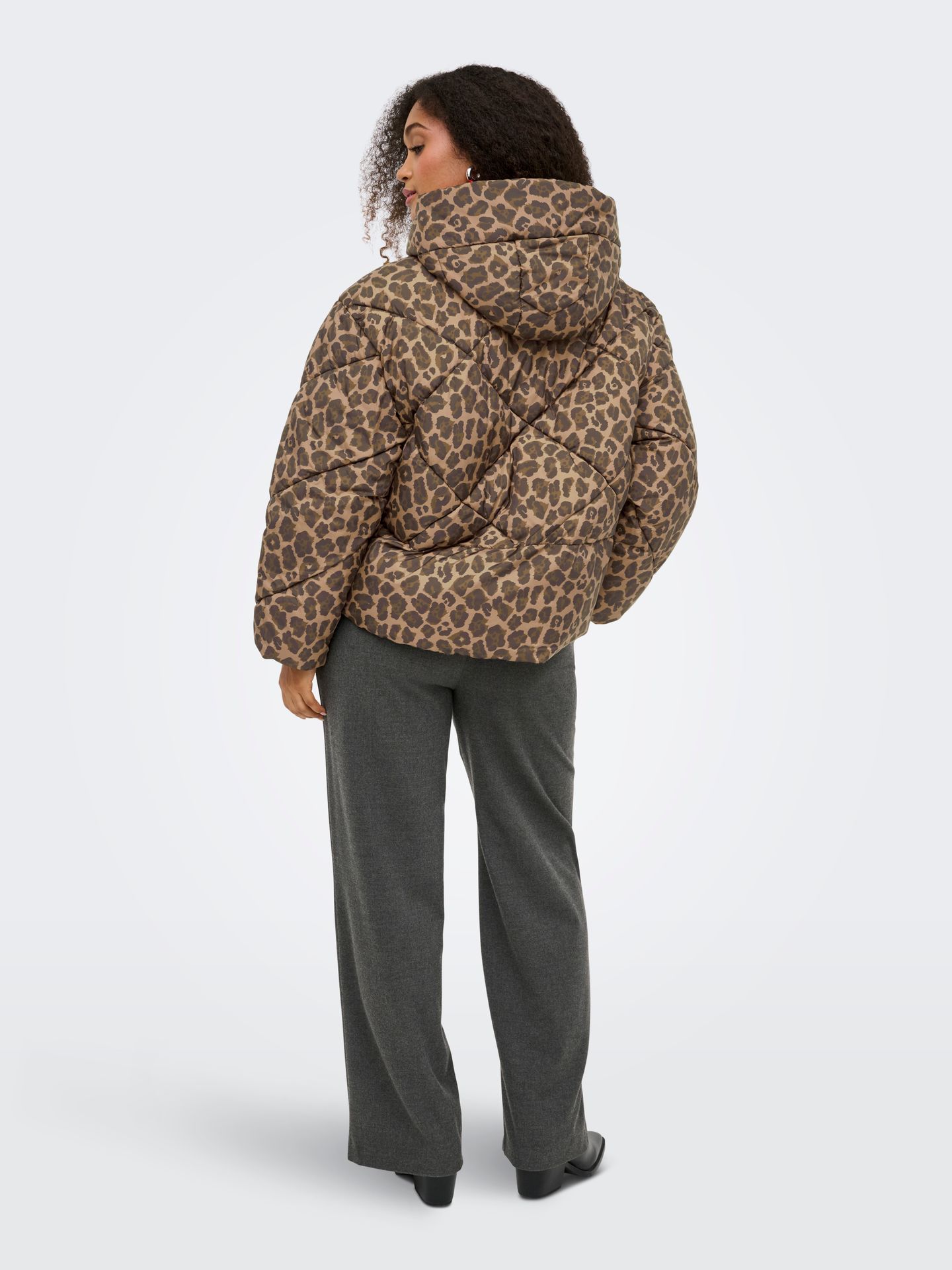 Only ONLASTI LIFE SHORT PUFFER JACKET CC Cocoa Créme/Leo & WITHOUT BADGE 2900160677037