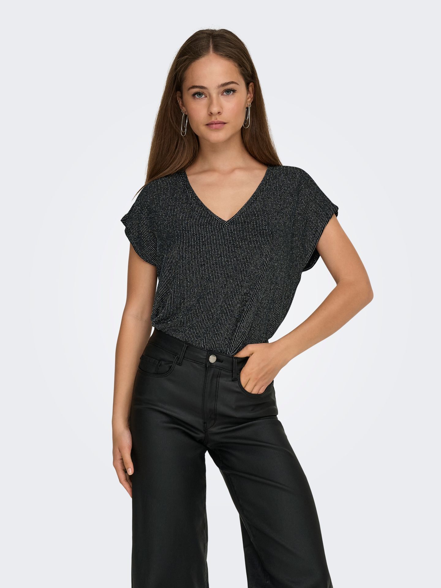 Only ONLCAROL S/S V-NECK GLITTER TOP BOX Black/With Clara Leo 00115682-EKA26011400000166