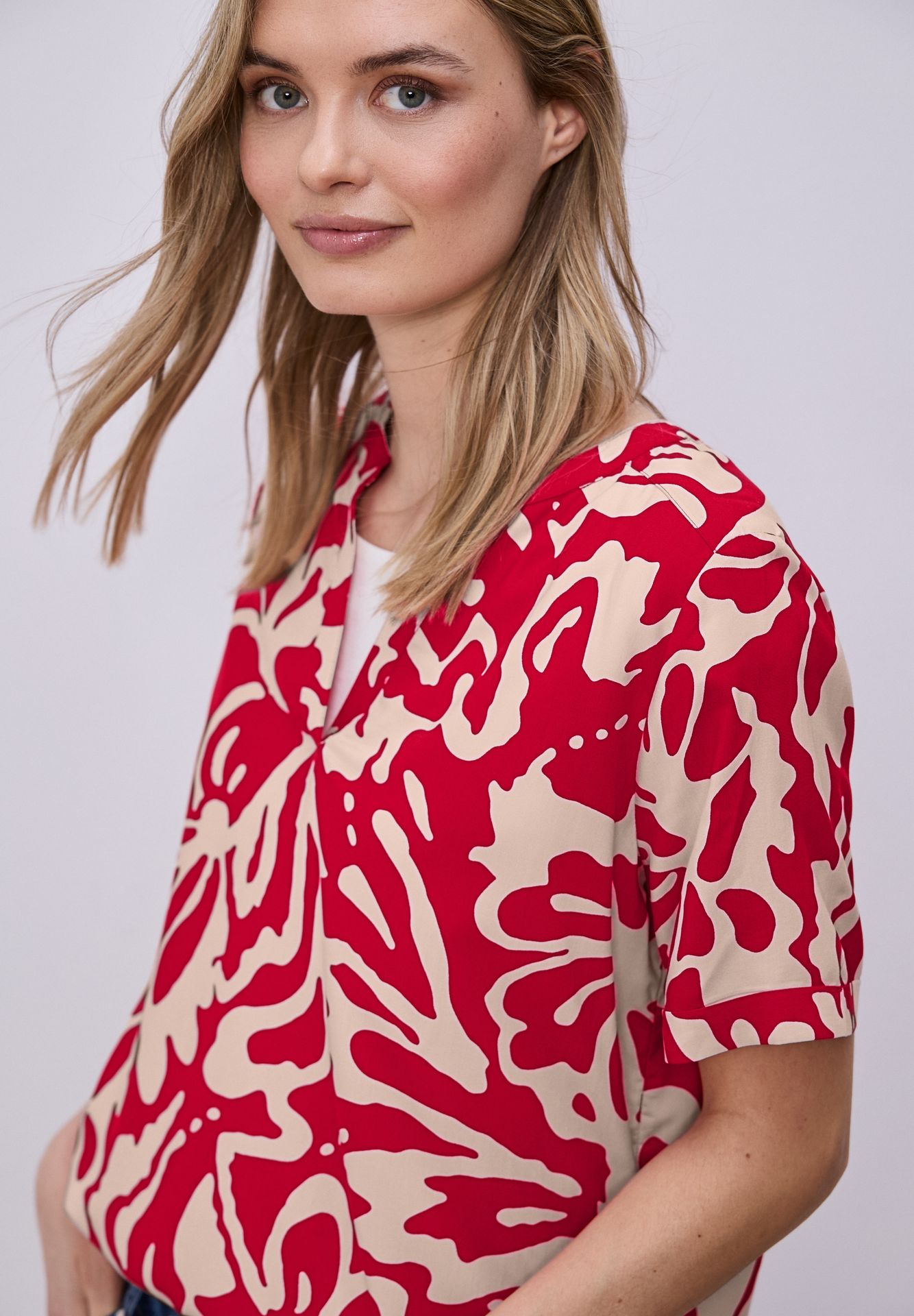Street-One A346425 LTD QR Splitneck blouse w t salsa red 2900161800045
