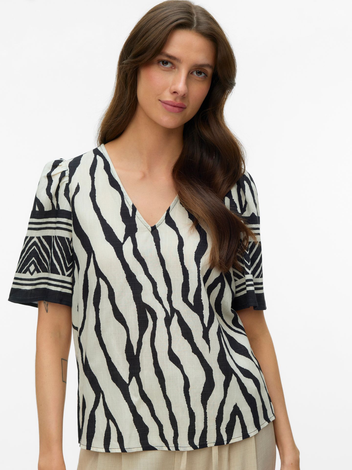 Vero Moda VMKAMILLE 2/4 V-NECK TOP WVN BTQ BE Black/COATED 00118145-EKA26011400000116