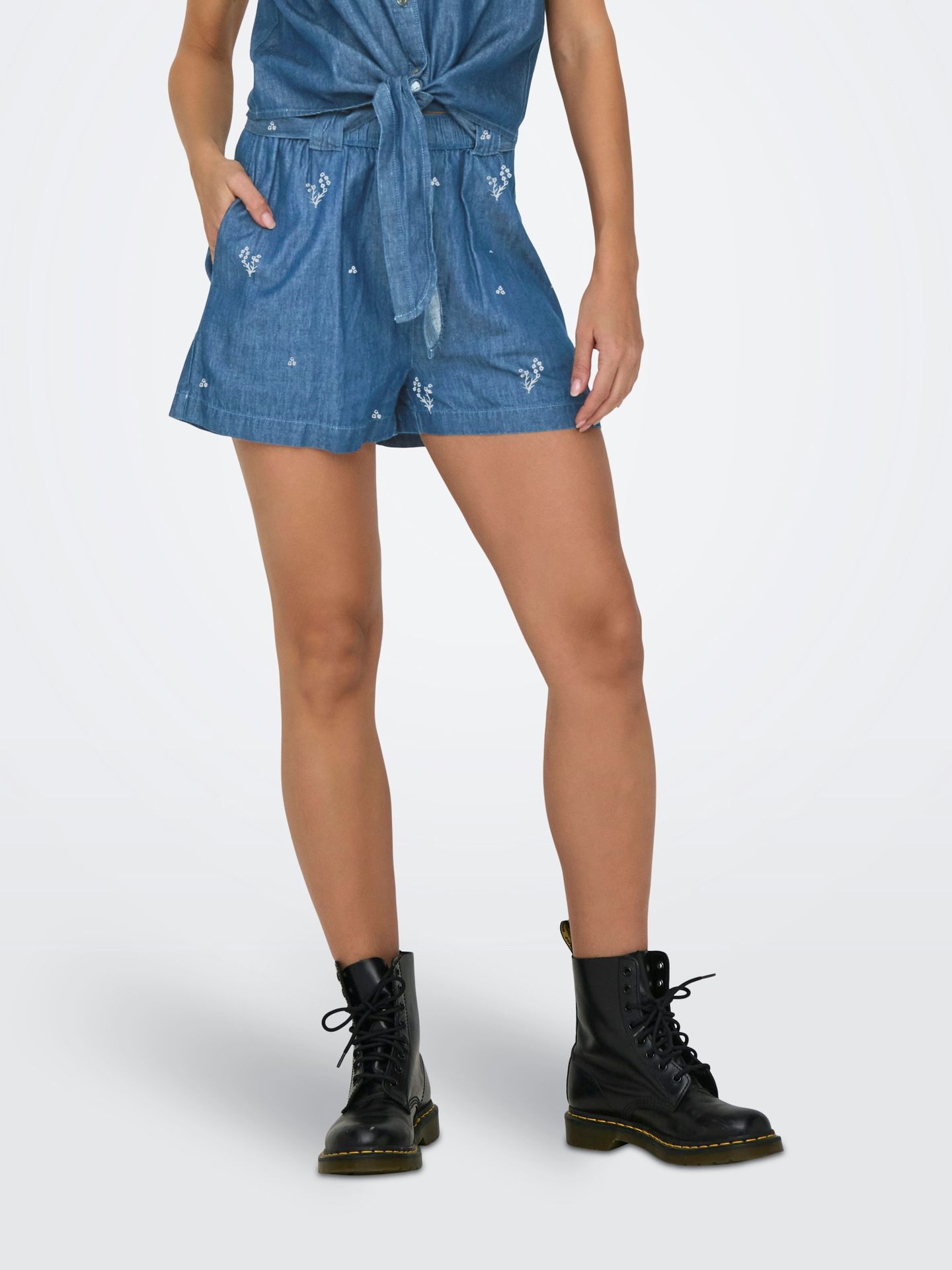 JDY JDYKAI HW SHORTS WVN DIA Light Blue Denim/GLITTER SEASHELLS 00118260-EKA26011400002923
