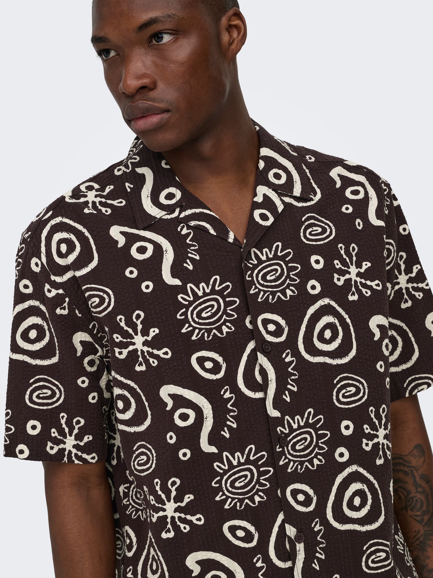 Only & Sons ONSCRUZ RLX SEERSUCKER RESORT SS SH Black Coffee/Antique White 2900166568025