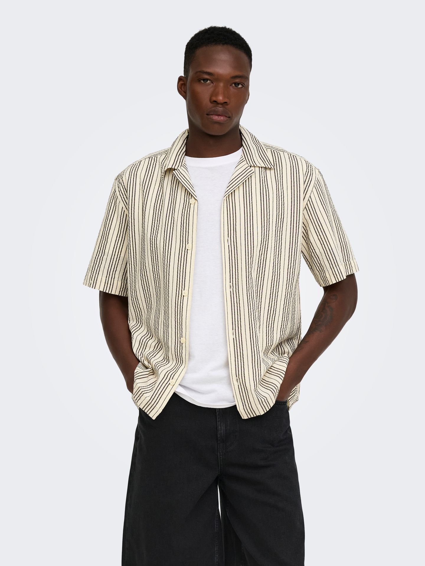 Only & Sons ONSCRUZ RLX SEERSUCKER RESORT SS SH Antique White/Black Coffee 2900166572039