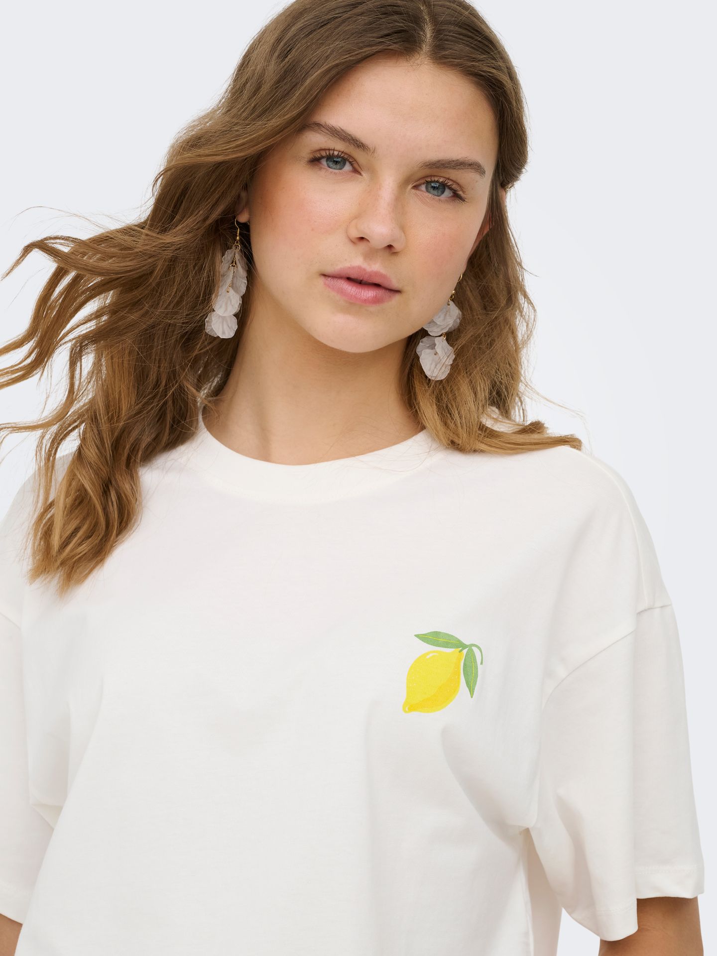 Only ONLELLE S/S PRINTED TEE CS JRS Cloud Dancer/2024 BRODERIE ANGLAISE 2900166707035