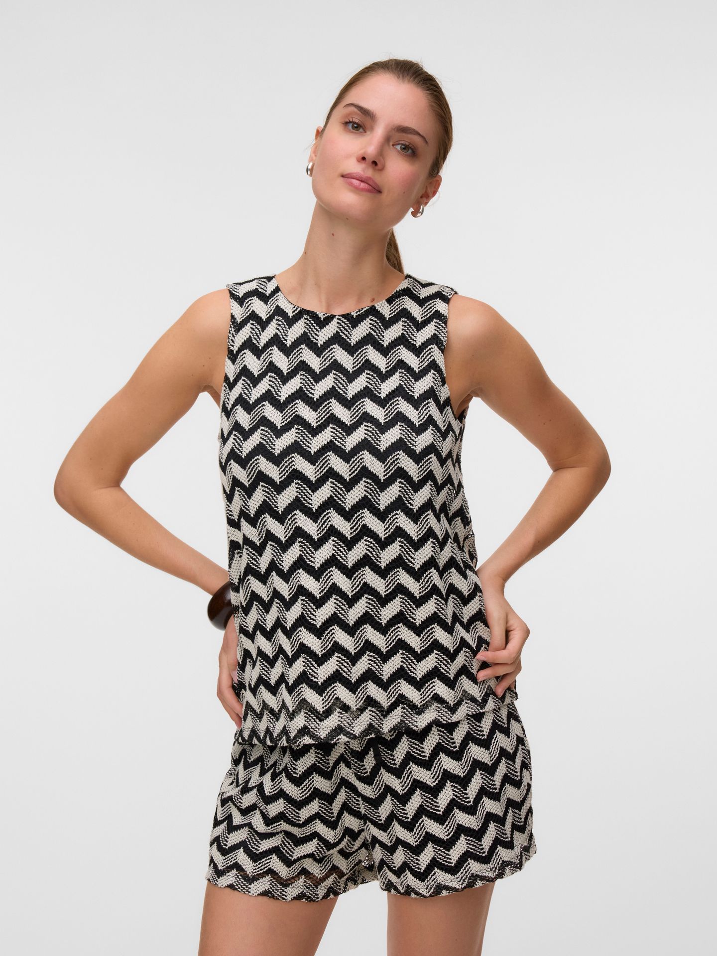 Vero Moda VMTIKKA SL O-NECK TOP JRS Black/SNOQ WHITE EMB 2900167148011